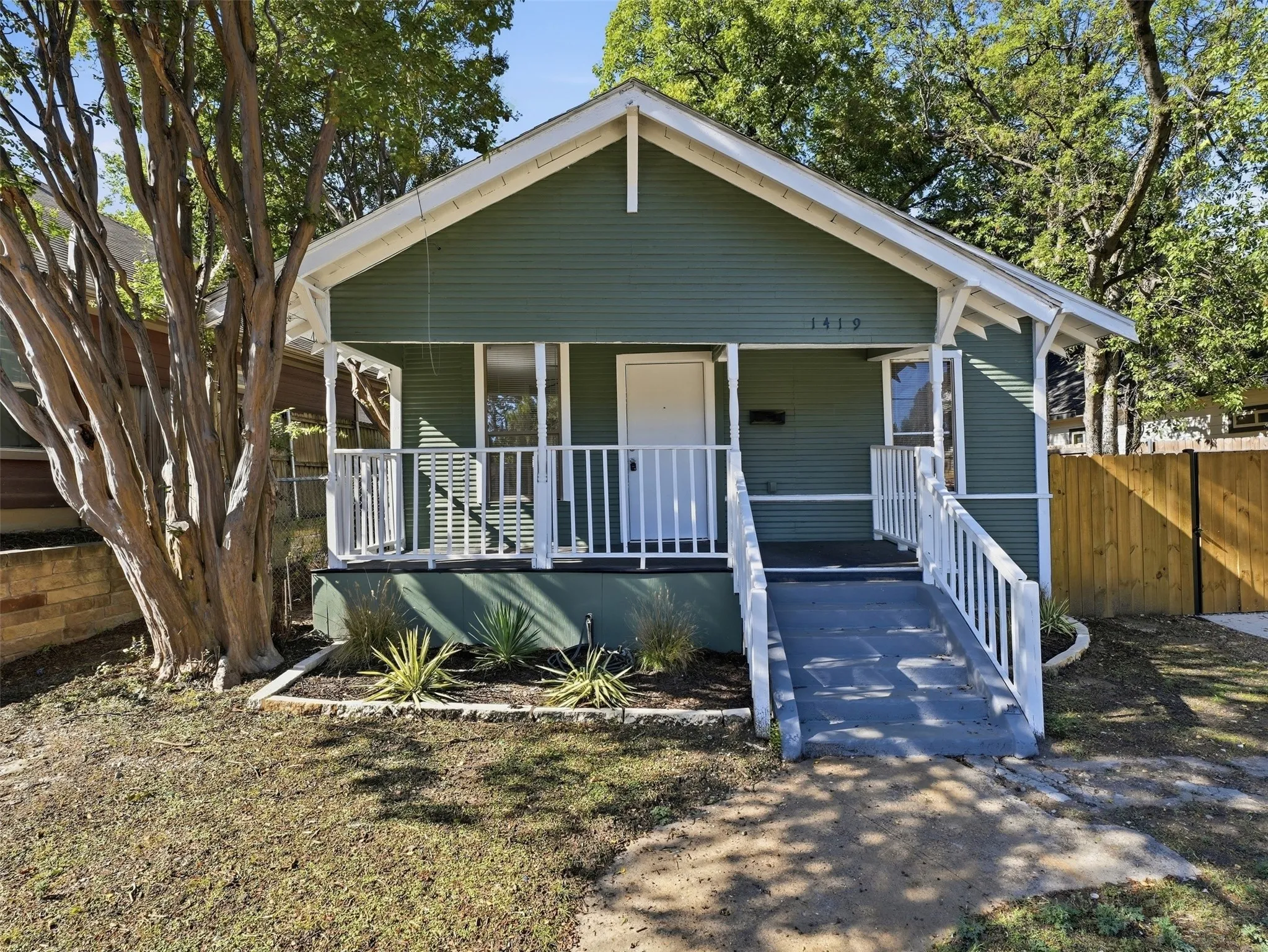 Single Family Residence For Sale in Dallas County , 1419 E Waco Avenue, Dallas, Texas 75216, 3 Bedroom, 2 Bathroom, Garage spaces, 1,050 Sqft, built in 1922, mls#21409875, Real Estate Agent in Dallas, Homes For Sale in Dallas county, Homes For Sale in Dallas, Realtor in Dallas Texas, Real Estate Brokerage Independent Realty Texas, Luminita Cordes Realtor