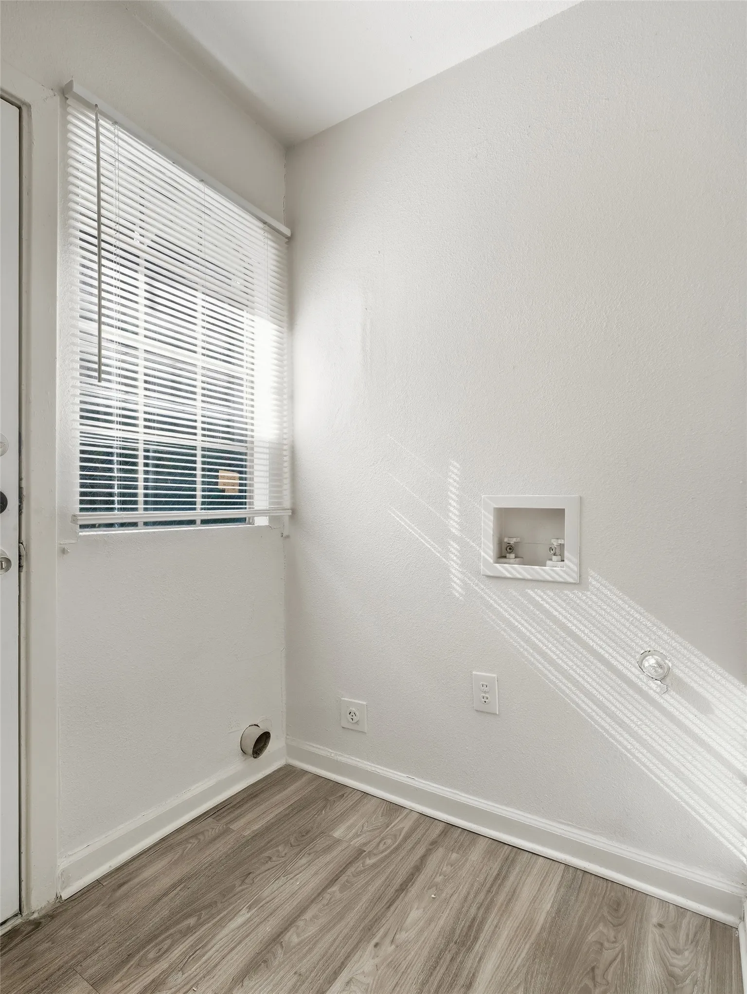 Single Family Residence For Sale in Dallas County , 1419 E Waco Avenue, Dallas, Texas 75216, 3 Bedroom, 2 Bathroom, Garage spaces, 1,050 Sqft, built in 1922, mls#21409875, Real Estate Agent in Dallas, Homes For Sale in Dallas county, Homes For Sale in Dallas, Realtor in Dallas Texas, Real Estate Brokerage Independent Realty Texas, Luminita Cordes Realtor