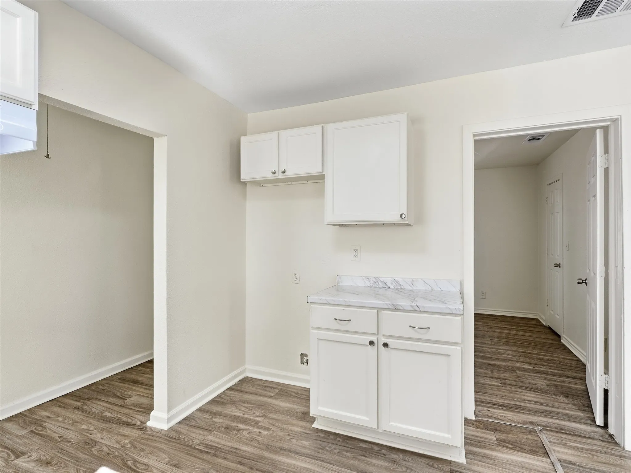 Single Family Residence For Sale in Dallas County , 1419 E Waco Avenue, Dallas, Texas 75216, 3 Bedroom, 2 Bathroom, Garage spaces, 1,050 Sqft, built in 1922, mls#21409875, Real Estate Agent in Dallas, Homes For Sale in Dallas county, Homes For Sale in Dallas, Realtor in Dallas Texas, Real Estate Brokerage Independent Realty Texas, Luminita Cordes Realtor