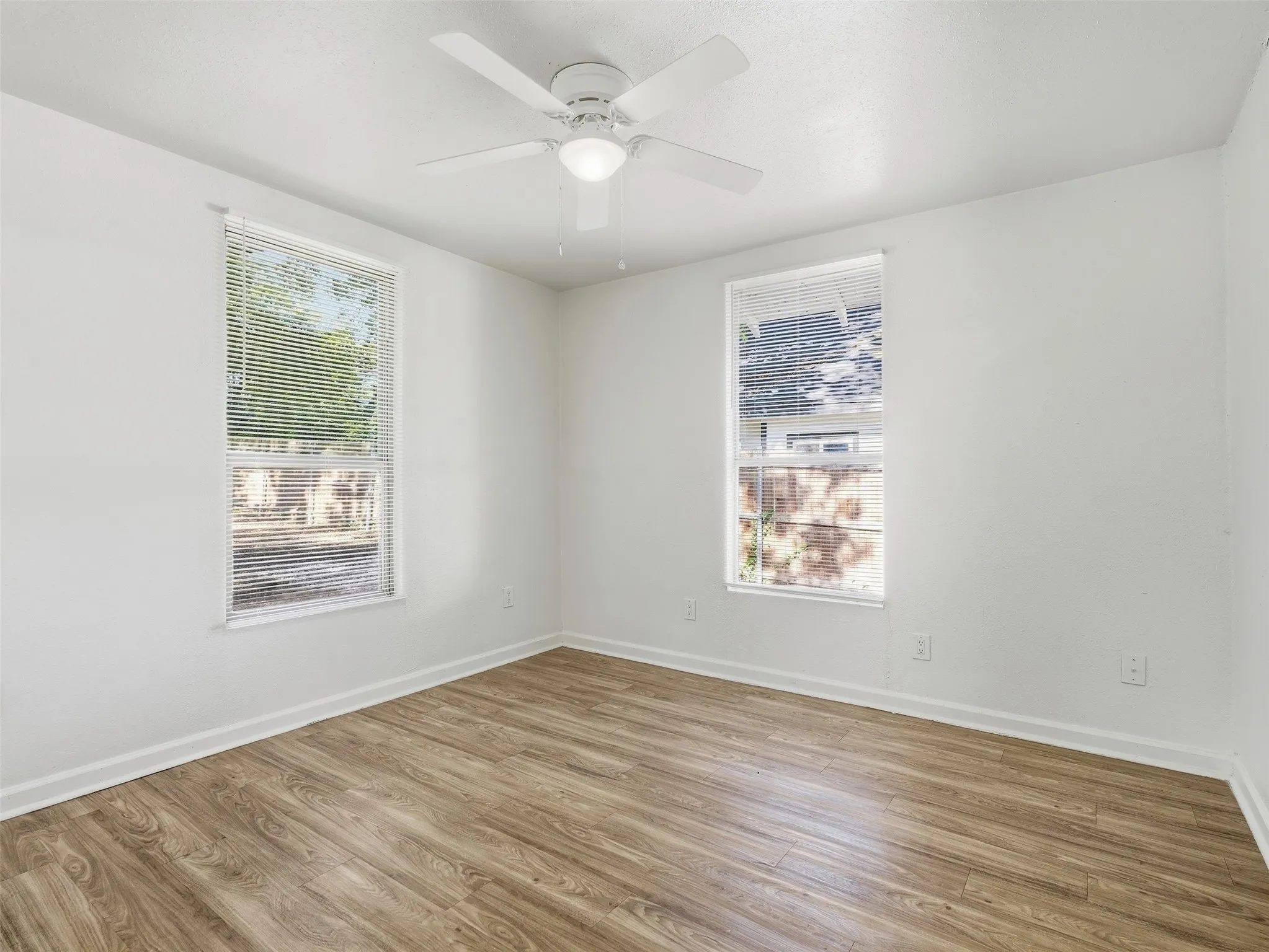 Single Family Residence For Sale in Dallas County , 1419 E Waco Avenue, Dallas, Texas 75216, 3 Bedroom, 2 Bathroom, Garage spaces, 1,050 Sqft, built in 1922, mls#21409875, Real Estate Agent in Dallas, Homes For Sale in Dallas county, Homes For Sale in Dallas, Realtor in Dallas Texas, Real Estate Brokerage Independent Realty Texas, Luminita Cordes Realtor