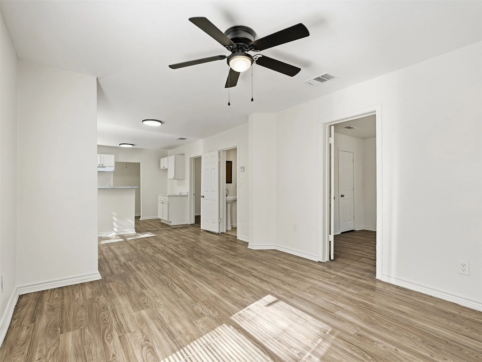 Single Family Residence For Sale in Dallas County , 1419 E Waco Avenue, Dallas, Texas 75216, 3 Bedroom, 2 Bathroom, Garage spaces, 1,050 Sqft, built in 1922, mls#21409875, Real Estate Agent in Dallas, Homes For Sale in Dallas county, Homes For Sale in Dallas, Realtor in Dallas Texas, Real Estate Brokerage Independent Realty Texas, Luminita Cordes Realtor
