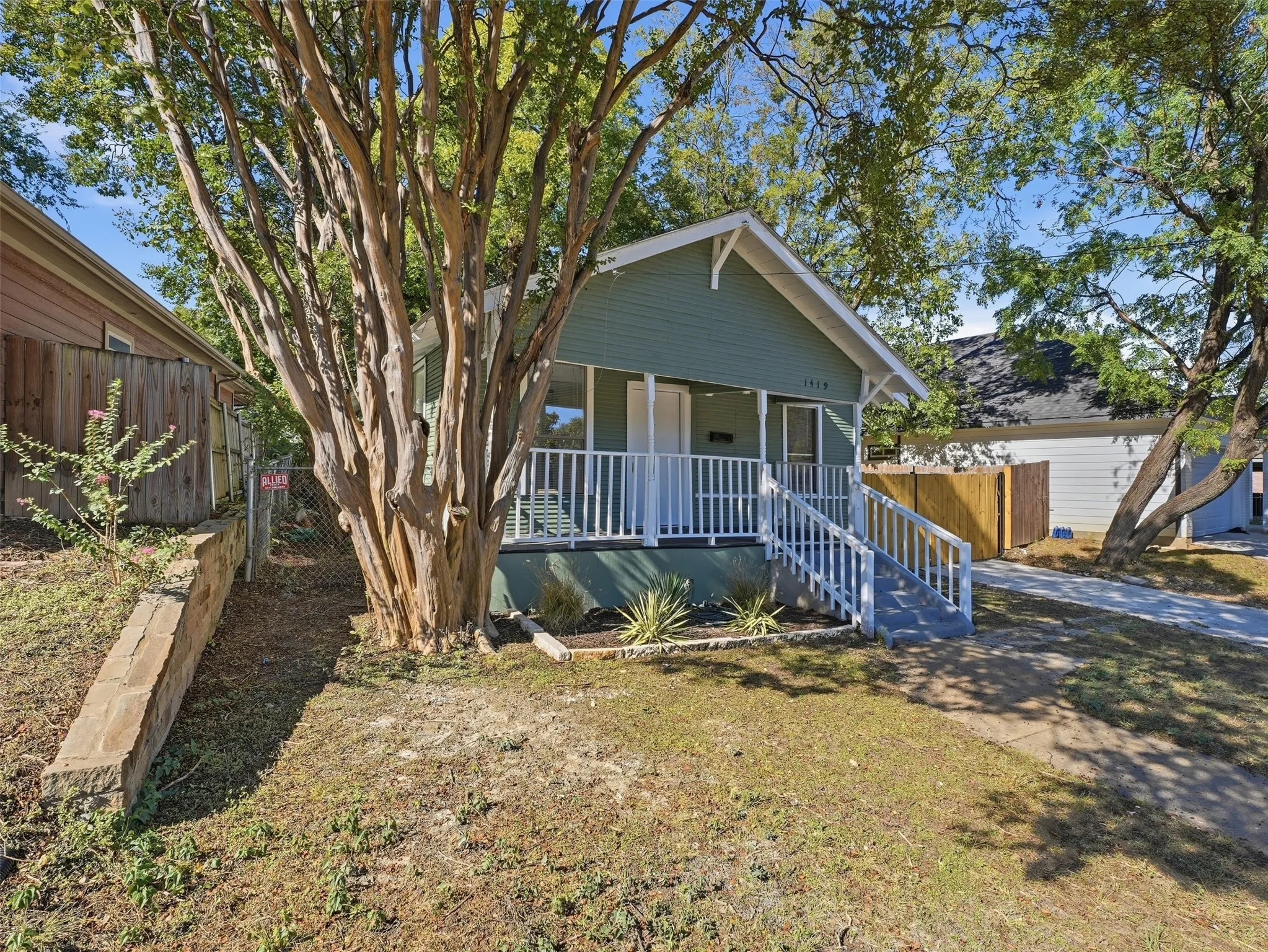Single Family Residence For Sale in Dallas County , 1419 E Waco Avenue, Dallas, Texas 75216, 3 Bedroom, 2 Bathroom, Garage spaces, 1,050 Sqft, built in 1922, mls#21409875, Real Estate Agent in Dallas, Homes For Sale in Dallas county, Homes For Sale in Dallas, Realtor in Dallas Texas, Real Estate Brokerage Independent Realty Texas, Luminita Cordes Realtor