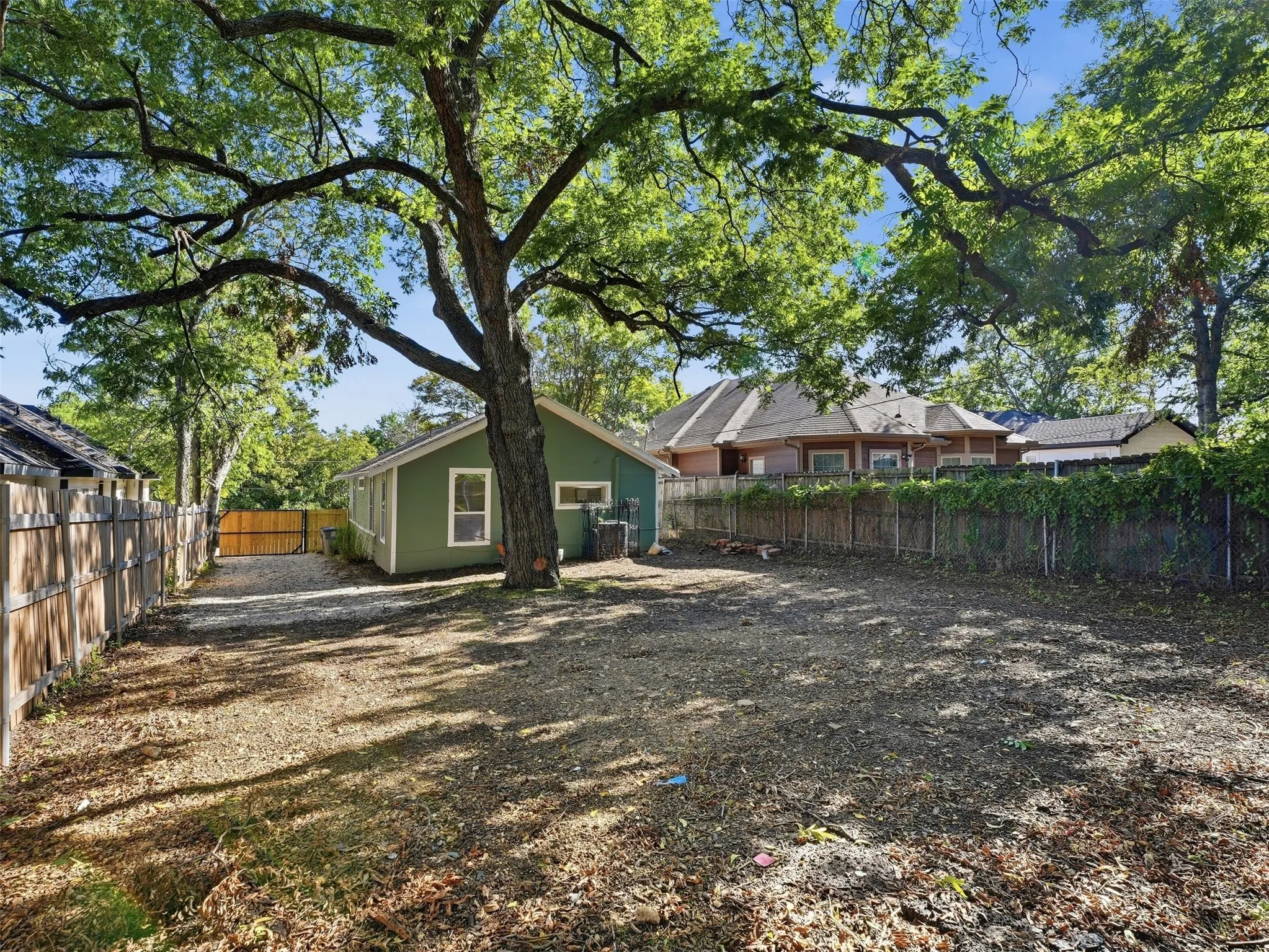 Single Family Residence For Sale in Dallas County , 1419 E Waco Avenue, Dallas, Texas 75216, 3 Bedroom, 2 Bathroom, Garage spaces, 1,050 Sqft, built in 1922, mls#21409875, Real Estate Agent in Dallas, Homes For Sale in Dallas county, Homes For Sale in Dallas, Realtor in Dallas Texas, Real Estate Brokerage Independent Realty Texas, Luminita Cordes Realtor