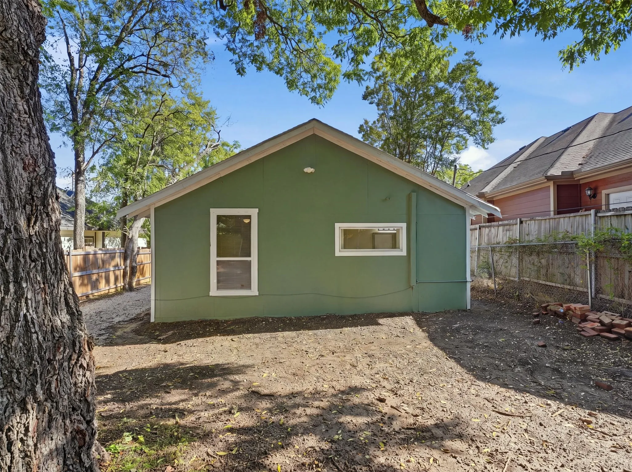 Single Family Residence For Sale in Dallas County , 1419 E Waco Avenue, Dallas, Texas 75216, 3 Bedroom, 2 Bathroom, Garage spaces, 1,050 Sqft, built in 1922, mls#21409875, Real Estate Agent in Dallas, Homes For Sale in Dallas county, Homes For Sale in Dallas, Realtor in Dallas Texas, Real Estate Brokerage Independent Realty Texas, Luminita Cordes Realtor