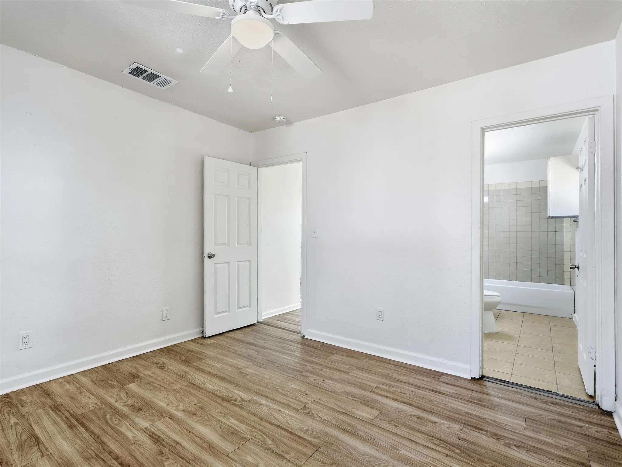 Single Family Residence For Sale in Dallas County , 1419 E Waco Avenue, Dallas, Texas 75216, 3 Bedroom, 2 Bathroom, Garage spaces, 1,050 Sqft, built in 1922, mls#21409875, Real Estate Agent in Dallas, Homes For Sale in Dallas county, Homes For Sale in Dallas, Realtor in Dallas Texas, Real Estate Brokerage Independent Realty Texas, Luminita Cordes Realtor