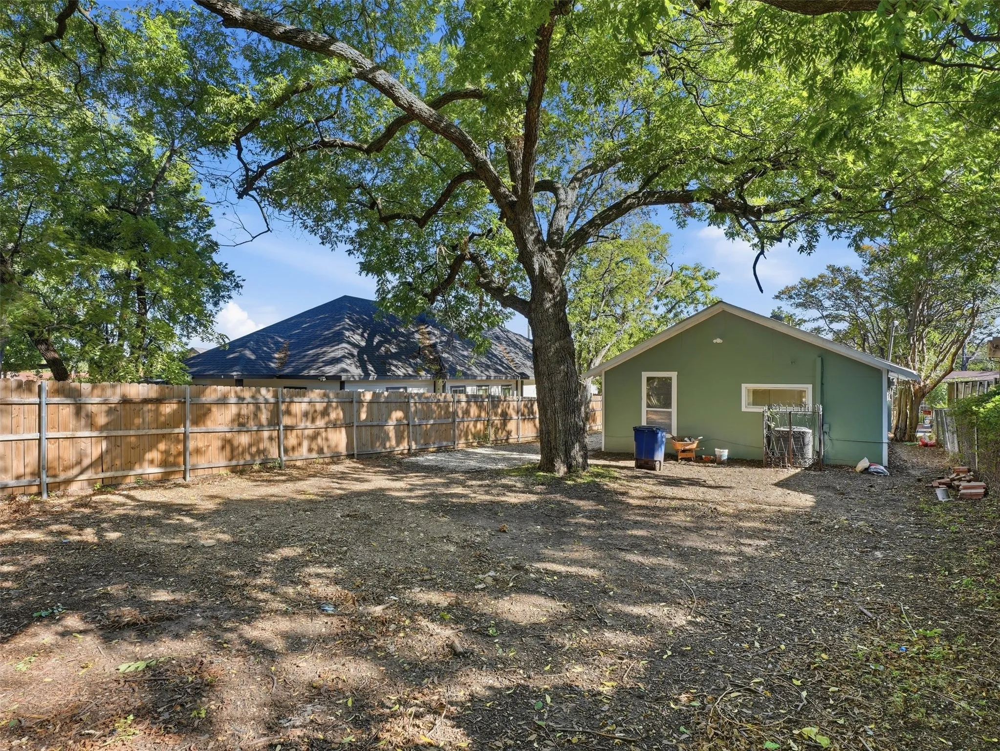 Single Family Residence For Sale in Dallas County , 1419 E Waco Avenue, Dallas, Texas 75216, 3 Bedroom, 2 Bathroom, Garage spaces, 1,050 Sqft, built in 1922, mls#21409875, Real Estate Agent in Dallas, Homes For Sale in Dallas county, Homes For Sale in Dallas, Realtor in Dallas Texas, Real Estate Brokerage Independent Realty Texas, Luminita Cordes Realtor