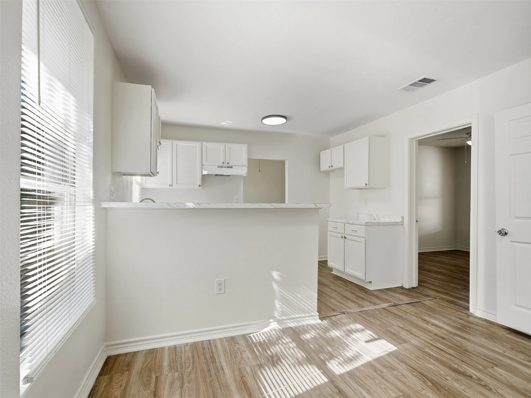 Single Family Residence For Sale in Dallas County , 1419 E Waco Avenue, Dallas, Texas 75216, 3 Bedroom, 2 Bathroom, Garage spaces, 1,050 Sqft, built in 1922, mls#21409875, Real Estate Agent in Dallas, Homes For Sale in Dallas county, Homes For Sale in Dallas, Realtor in Dallas Texas, Real Estate Brokerage Independent Realty Texas, Luminita Cordes Realtor