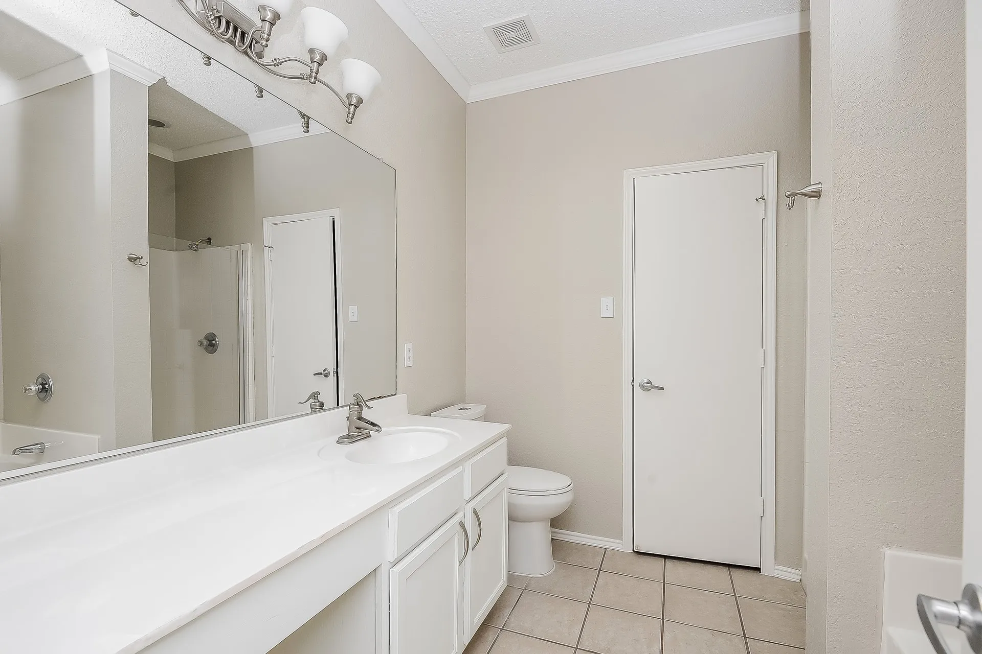 Single Family Residence For Rent in Tarrant County , 4713 Palm Ridge Drive, Fort Worth, Texas 76133, 4 Bedroom, 3 Bathroom, 2 Garage spaces, 2,674 Sqft, built in 2001, mls#21409969, Real Estate Agent in Fort Worth, Homes For Rent in Tarrant county, Homes For Rent in Fort Worth, Realtor in Fort Worth Texas, Real Estate Brokerage Independent Realty Texas, Luminita Cordes Realtor