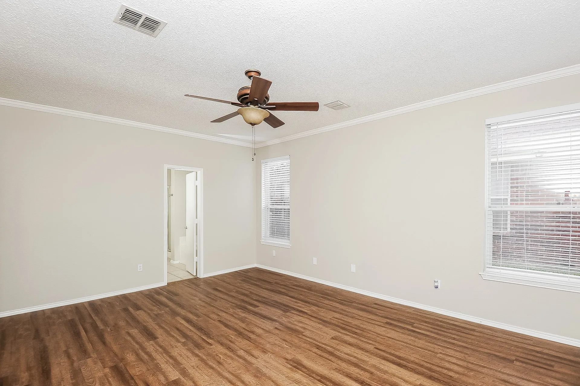 Single Family Residence For Rent in Tarrant County , 4713 Palm Ridge Drive, Fort Worth, Texas 76133, 4 Bedroom, 3 Bathroom, 2 Garage spaces, 2,674 Sqft, built in 2001, mls#21409969, Real Estate Agent in Fort Worth, Homes For Rent in Tarrant county, Homes For Rent in Fort Worth, Realtor in Fort Worth Texas, Real Estate Brokerage Independent Realty Texas, Luminita Cordes Realtor