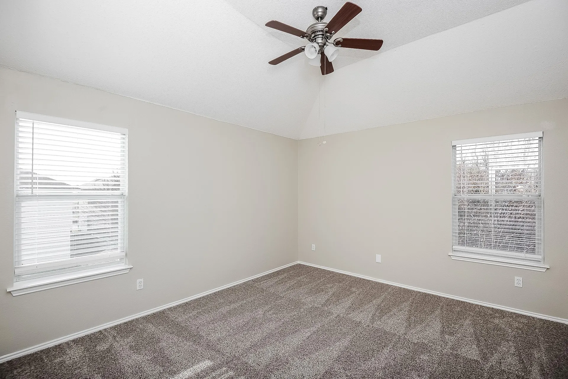 Single Family Residence For Rent in Tarrant County , 4713 Palm Ridge Drive, Fort Worth, Texas 76133, 4 Bedroom, 3 Bathroom, 2 Garage spaces, 2,674 Sqft, built in 2001, mls#21409969, Real Estate Agent in Fort Worth, Homes For Rent in Tarrant county, Homes For Rent in Fort Worth, Realtor in Fort Worth Texas, Real Estate Brokerage Independent Realty Texas, Luminita Cordes Realtor