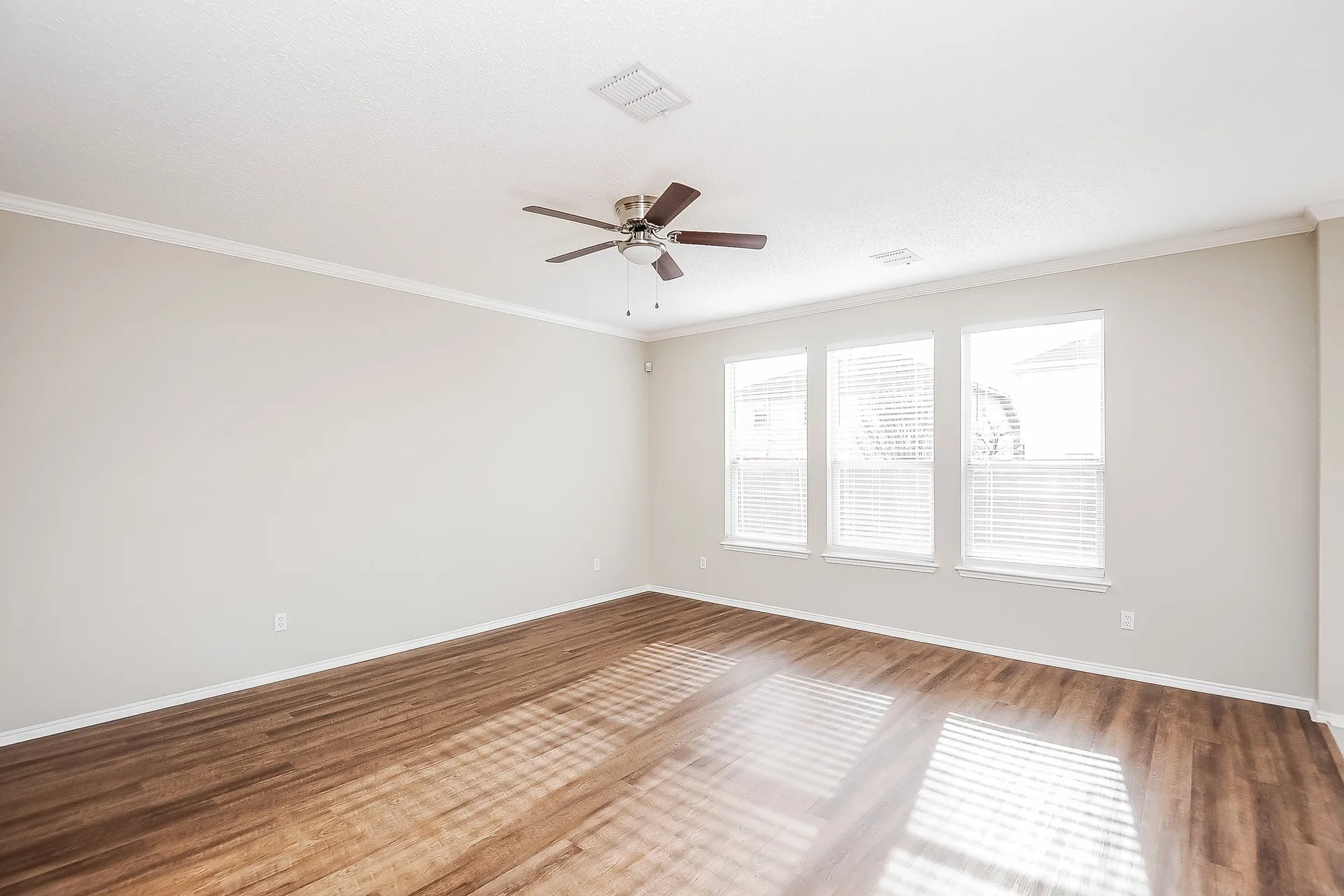 Single Family Residence For Rent in Tarrant County , 4713 Palm Ridge Drive, Fort Worth, Texas 76133, 4 Bedroom, 3 Bathroom, 2 Garage spaces, 2,674 Sqft, built in 2001, mls#21409969, Real Estate Agent in Fort Worth, Homes For Rent in Tarrant county, Homes For Rent in Fort Worth, Realtor in Fort Worth Texas, Real Estate Brokerage Independent Realty Texas, Luminita Cordes Realtor