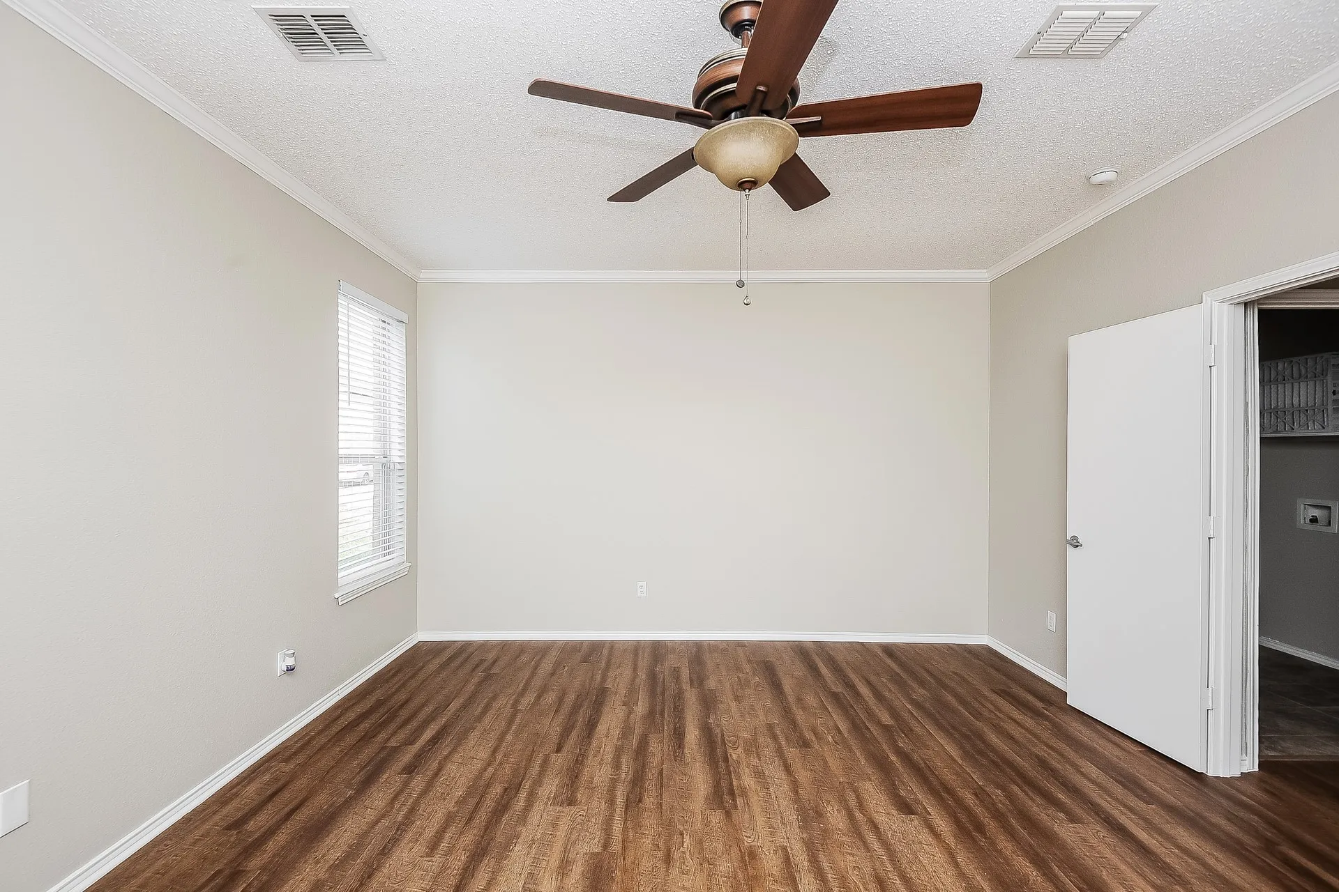 Single Family Residence For Rent in Tarrant County , 4713 Palm Ridge Drive, Fort Worth, Texas 76133, 4 Bedroom, 3 Bathroom, 2 Garage spaces, 2,674 Sqft, built in 2001, mls#21409969, Real Estate Agent in Fort Worth, Homes For Rent in Tarrant county, Homes For Rent in Fort Worth, Realtor in Fort Worth Texas, Real Estate Brokerage Independent Realty Texas, Luminita Cordes Realtor