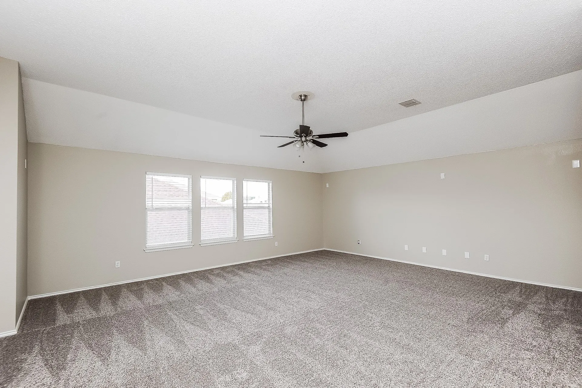 Single Family Residence For Rent in Tarrant County , 4713 Palm Ridge Drive, Fort Worth, Texas 76133, 4 Bedroom, 3 Bathroom, 2 Garage spaces, 2,674 Sqft, built in 2001, mls#21409969, Real Estate Agent in Fort Worth, Homes For Rent in Tarrant county, Homes For Rent in Fort Worth, Realtor in Fort Worth Texas, Real Estate Brokerage Independent Realty Texas, Luminita Cordes Realtor