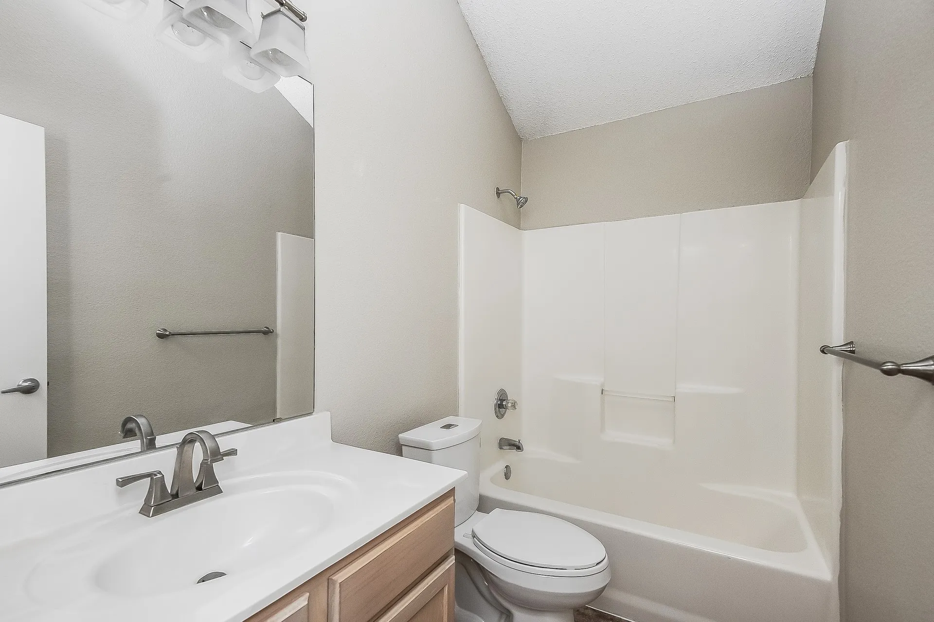 Single Family Residence For Rent in Tarrant County , 4713 Palm Ridge Drive, Fort Worth, Texas 76133, 4 Bedroom, 3 Bathroom, 2 Garage spaces, 2,674 Sqft, built in 2001, mls#21409969, Real Estate Agent in Fort Worth, Homes For Rent in Tarrant county, Homes For Rent in Fort Worth, Realtor in Fort Worth Texas, Real Estate Brokerage Independent Realty Texas, Luminita Cordes Realtor