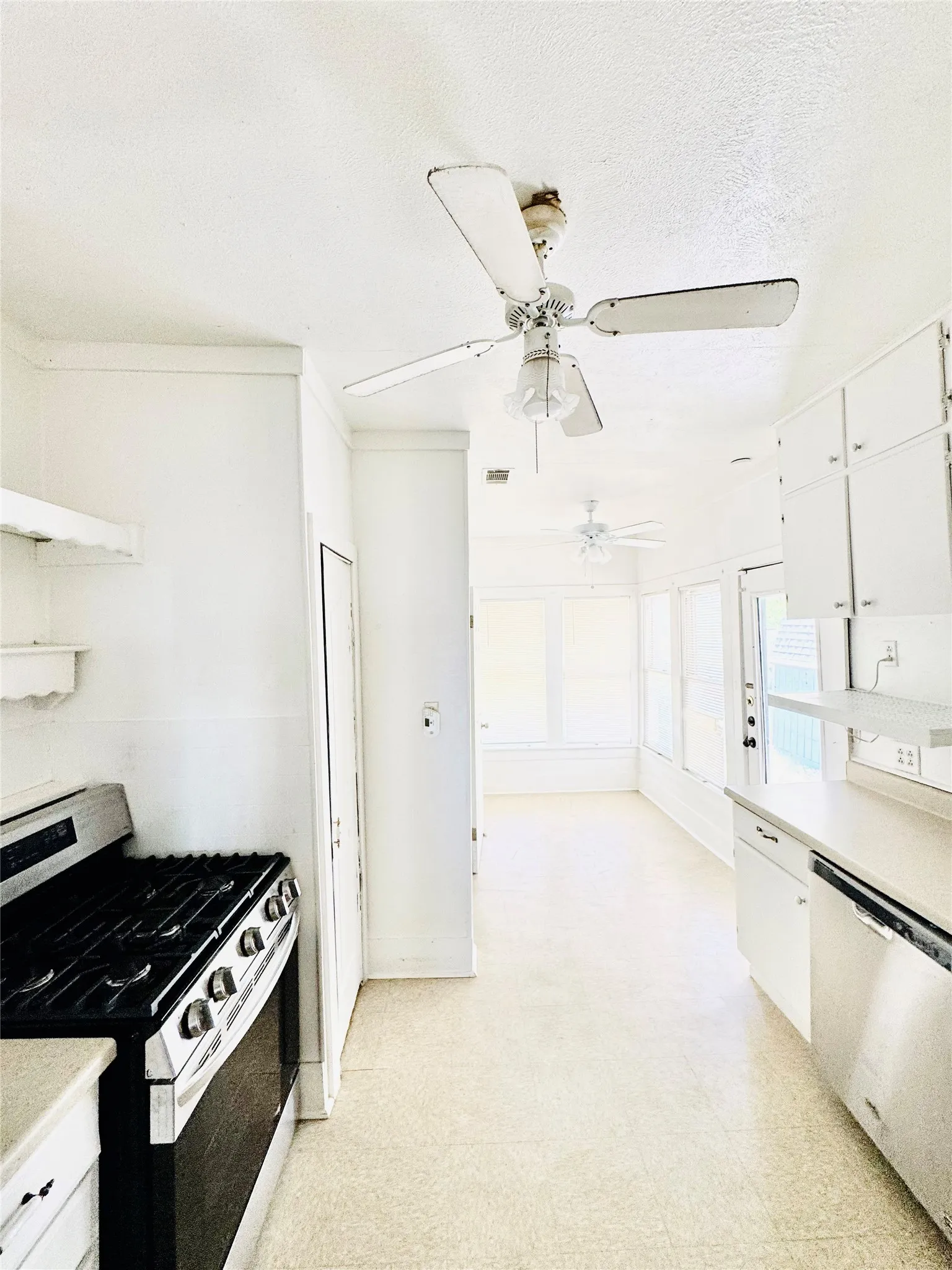 Single Family Residence For Rent in Dallas County , 311 Gibson Street, Mesquite, Texas 75149, 2 Bedroom, 1 Bathroom, Garage spaces, 1,056 Sqft, built in 1950, mls#21407107, Real Estate Agent in Mesquite, Homes For Rent in Dallas county, Homes For Rent in Mesquite, Realtor in Mesquite Texas, Real Estate Brokerage Independent Realty Texas, Luminita Cordes Realtor