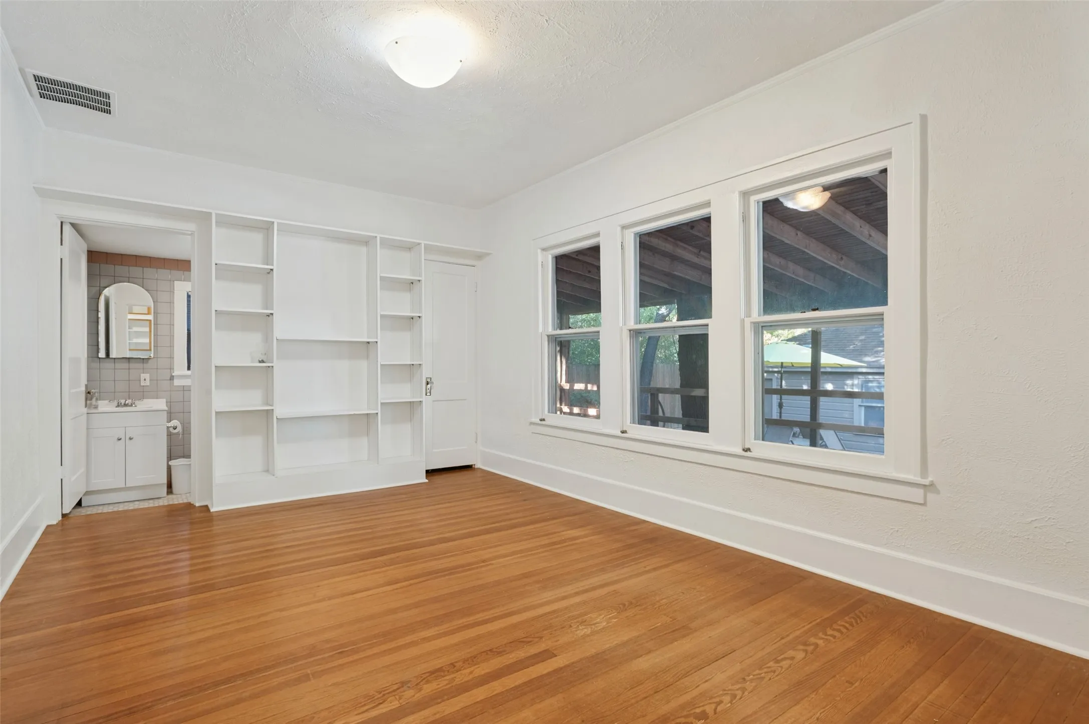 Office For Rent in Dallas County , 215 S O'Connor Road, Irving, Texas 75060, 0, 0, Garage spaces, 0 Sqft, built in 1925, mls#21401552, Real Estate Agent in Irving, Homes For Rent in Dallas county, Homes For Rent in Irving, Realtor in Irving Texas, Real Estate Brokerage Independent Realty Texas, Luminita Cordes Realtor