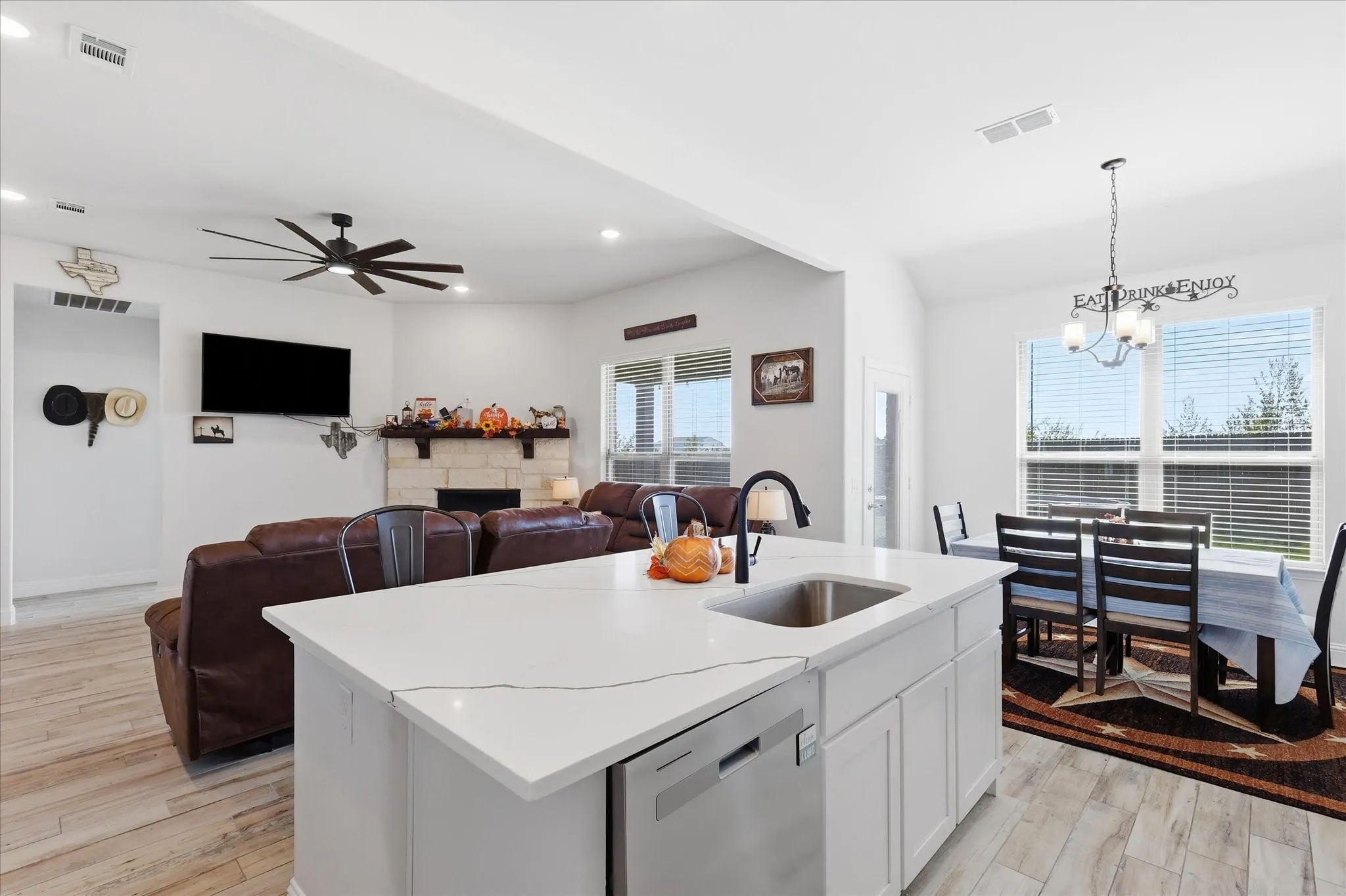 Single Family Residence For Sale in Grayson County , 804 Mary Lee Lane, Collinsville, Texas 76233, 3 Bedroom, 2 Bathroom, 2 Garage spaces, 1,968 Sqft, built in 2024, mls#21409650, Real Estate Agent in Collinsville, Homes For Sale in Grayson county, Homes For Sale in Collinsville, Realtor in Collinsville Texas, Real Estate Brokerage Independent Realty Texas, Luminita Cordes Realtor