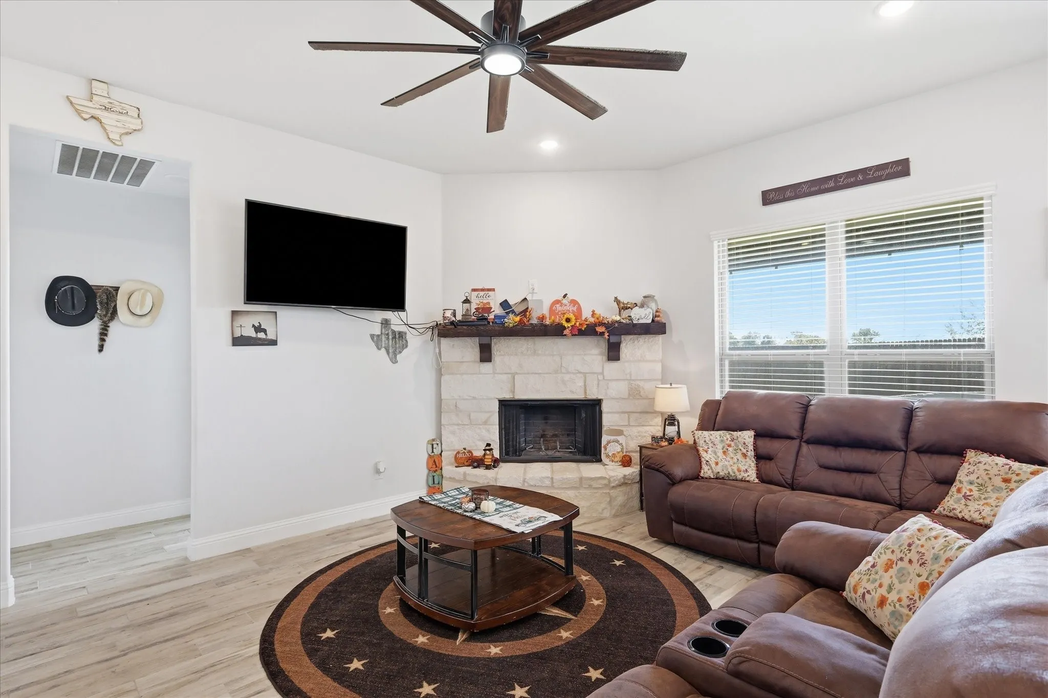 Single Family Residence For Sale in Grayson County , 804 Mary Lee Lane, Collinsville, Texas 76233, 3 Bedroom, 2 Bathroom, 2 Garage spaces, 1,968 Sqft, built in 2024, mls#21409650, Real Estate Agent in Collinsville, Homes For Sale in Grayson county, Homes For Sale in Collinsville, Realtor in Collinsville Texas, Real Estate Brokerage Independent Realty Texas, Luminita Cordes Realtor
