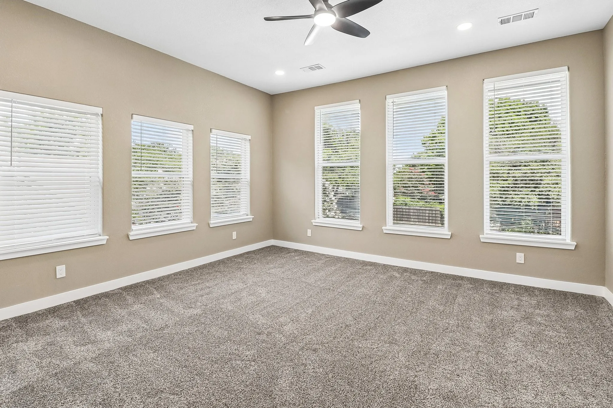 Single Family Residence For Sale in Dallas County , 10711 Cromwell Drive, Dallas, Texas 75229, 6 Bedroom, 5 Bathroom, 2 Garage spaces, 3,690 Sqft, built in 1958, mls#21409985, Real Estate Agent in Dallas, Homes For Sale in Dallas county, Homes For Sale in Dallas, Realtor in Dallas Texas, Real Estate Brokerage Independent Realty Texas, Luminita Cordes Realtor
