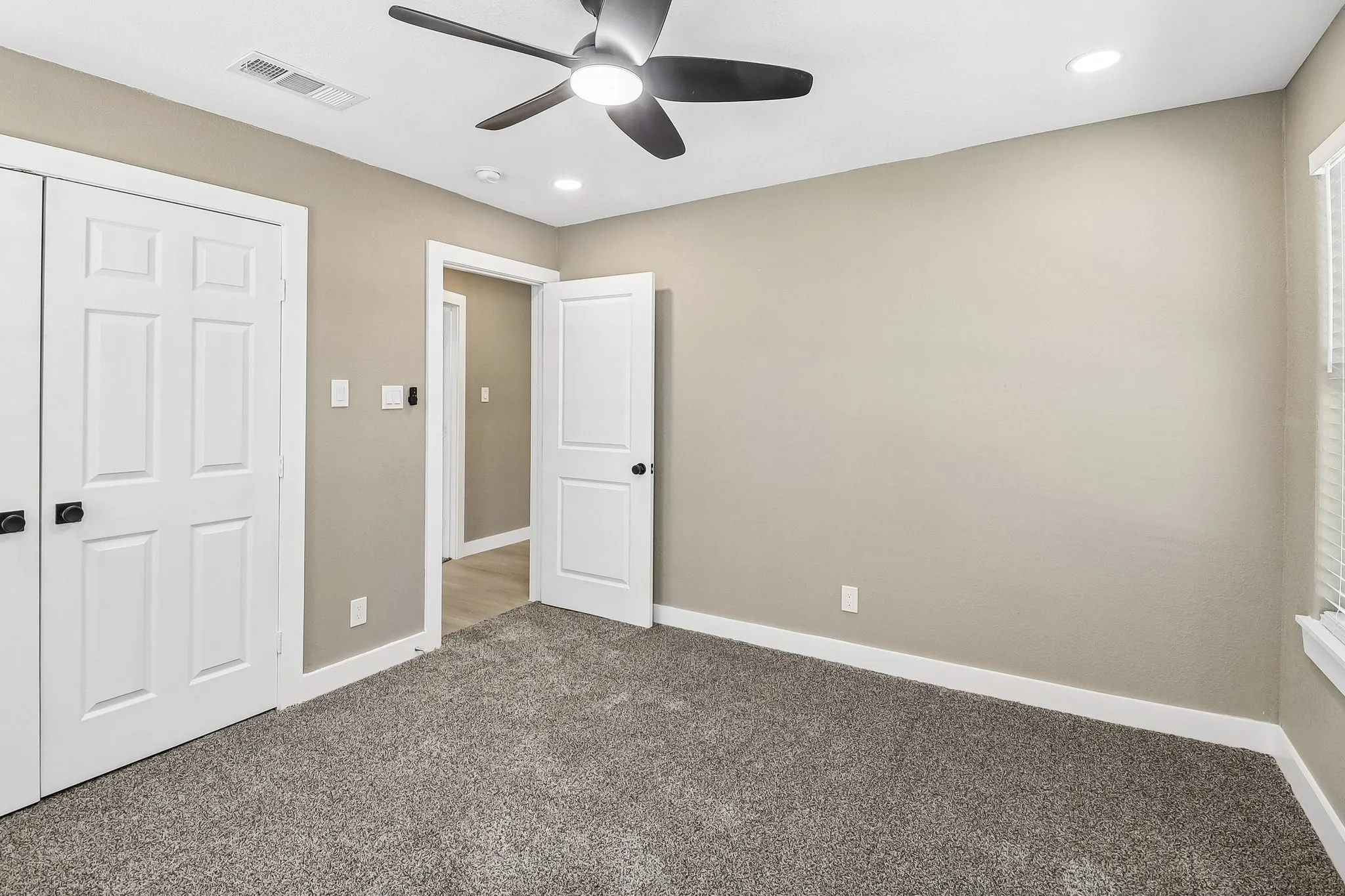 Single Family Residence For Sale in Dallas County , 10711 Cromwell Drive, Dallas, Texas 75229, 6 Bedroom, 5 Bathroom, 2 Garage spaces, 3,690 Sqft, built in 1958, mls#21409985, Real Estate Agent in Dallas, Homes For Sale in Dallas county, Homes For Sale in Dallas, Realtor in Dallas Texas, Real Estate Brokerage Independent Realty Texas, Luminita Cordes Realtor