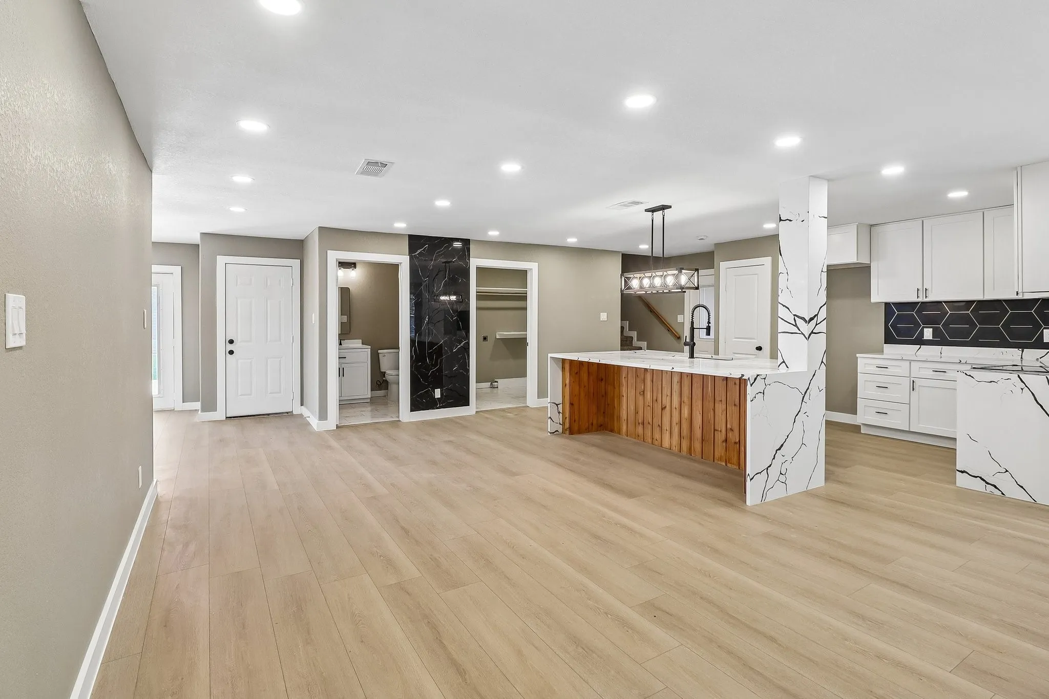 Single Family Residence For Sale in Dallas County , 10711 Cromwell Drive, Dallas, Texas 75229, 6 Bedroom, 5 Bathroom, 2 Garage spaces, 3,690 Sqft, built in 1958, mls#21409985, Real Estate Agent in Dallas, Homes For Sale in Dallas county, Homes For Sale in Dallas, Realtor in Dallas Texas, Real Estate Brokerage Independent Realty Texas, Luminita Cordes Realtor