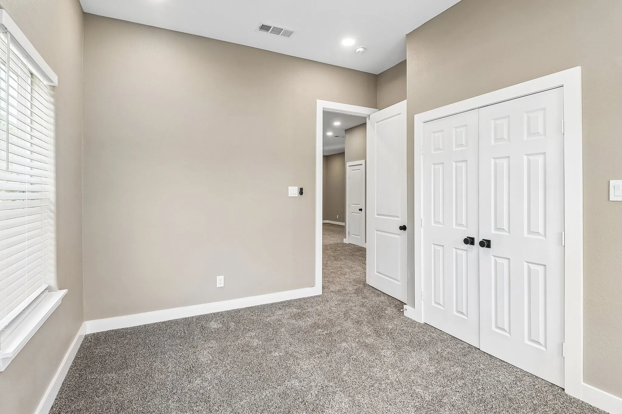 Single Family Residence For Sale in Dallas County , 10711 Cromwell Drive, Dallas, Texas 75229, 6 Bedroom, 5 Bathroom, 2 Garage spaces, 3,690 Sqft, built in 1958, mls#21409985, Real Estate Agent in Dallas, Homes For Sale in Dallas county, Homes For Sale in Dallas, Realtor in Dallas Texas, Real Estate Brokerage Independent Realty Texas, Luminita Cordes Realtor