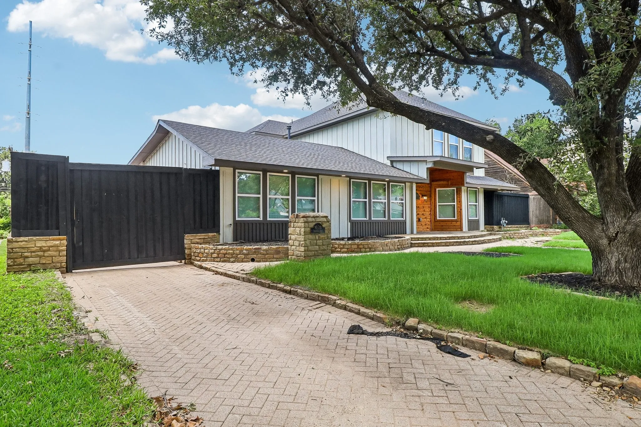 Single Family Residence For Sale in Dallas County , 10711 Cromwell Drive, Dallas, Texas 75229, 6 Bedroom, 5 Bathroom, 2 Garage spaces, 3,690 Sqft, built in 1958, mls#21409985, Real Estate Agent in Dallas, Homes For Sale in Dallas county, Homes For Sale in Dallas, Realtor in Dallas Texas, Real Estate Brokerage Independent Realty Texas, Luminita Cordes Realtor