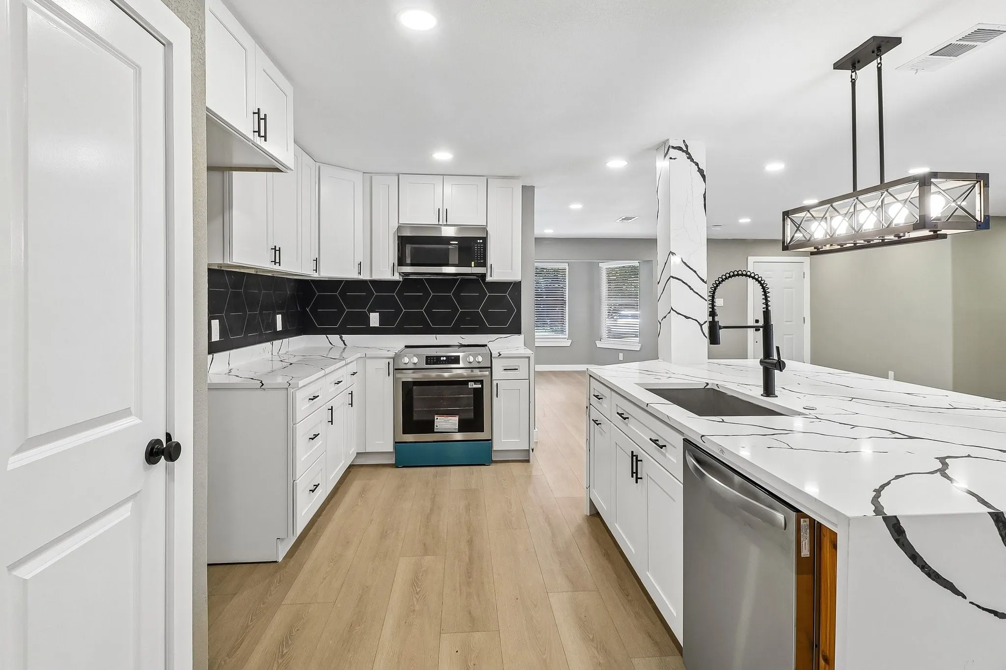 Single Family Residence For Sale in Dallas County , 10711 Cromwell Drive, Dallas, Texas 75229, 6 Bedroom, 5 Bathroom, 2 Garage spaces, 3,690 Sqft, built in 1958, mls#21409985, Real Estate Agent in Dallas, Homes For Sale in Dallas county, Homes For Sale in Dallas, Realtor in Dallas Texas, Real Estate Brokerage Independent Realty Texas, Luminita Cordes Realtor
