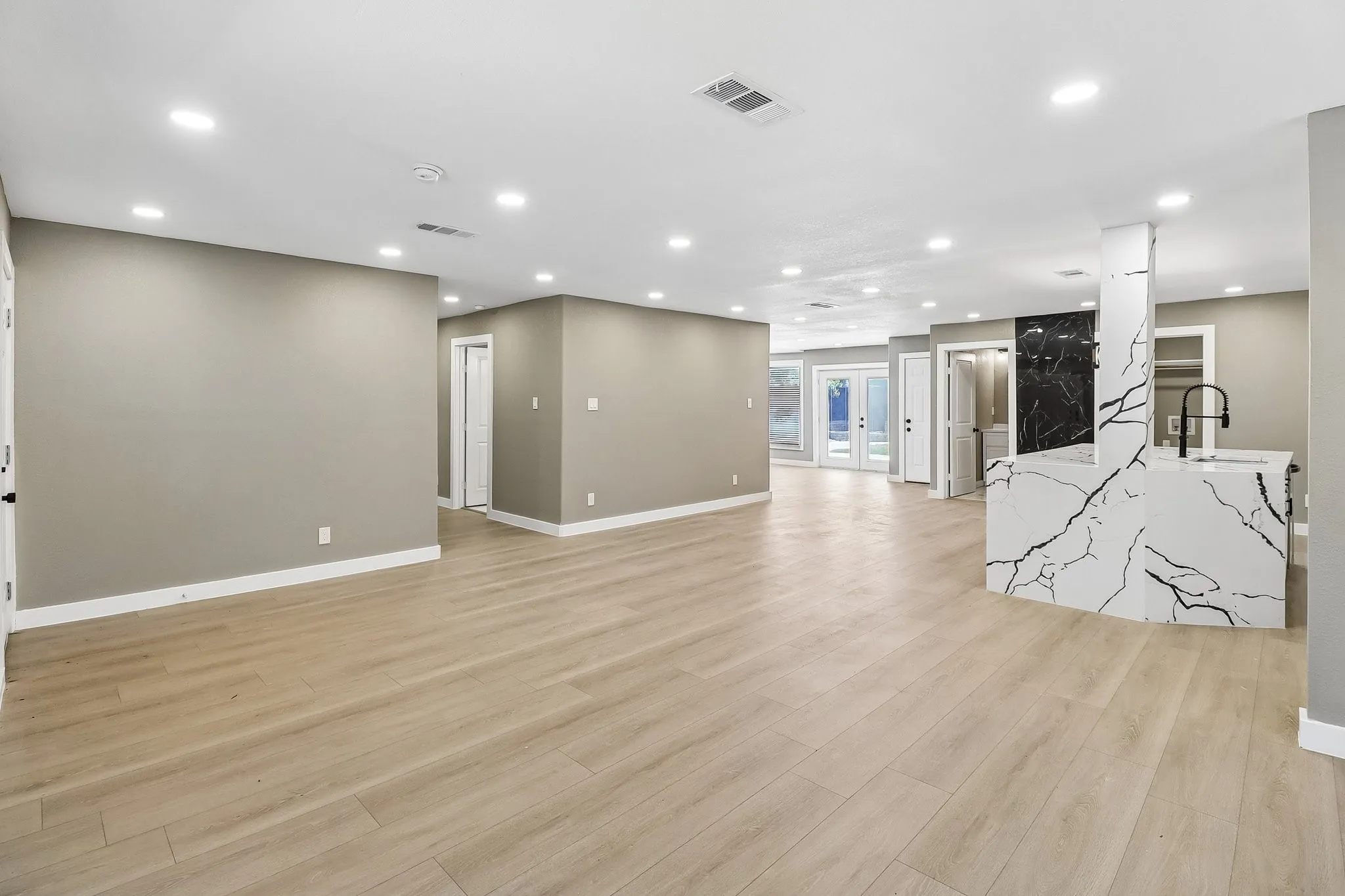 Single Family Residence For Sale in Dallas County , 10711 Cromwell Drive, Dallas, Texas 75229, 6 Bedroom, 5 Bathroom, 2 Garage spaces, 3,690 Sqft, built in 1958, mls#21409985, Real Estate Agent in Dallas, Homes For Sale in Dallas county, Homes For Sale in Dallas, Realtor in Dallas Texas, Real Estate Brokerage Independent Realty Texas, Luminita Cordes Realtor
