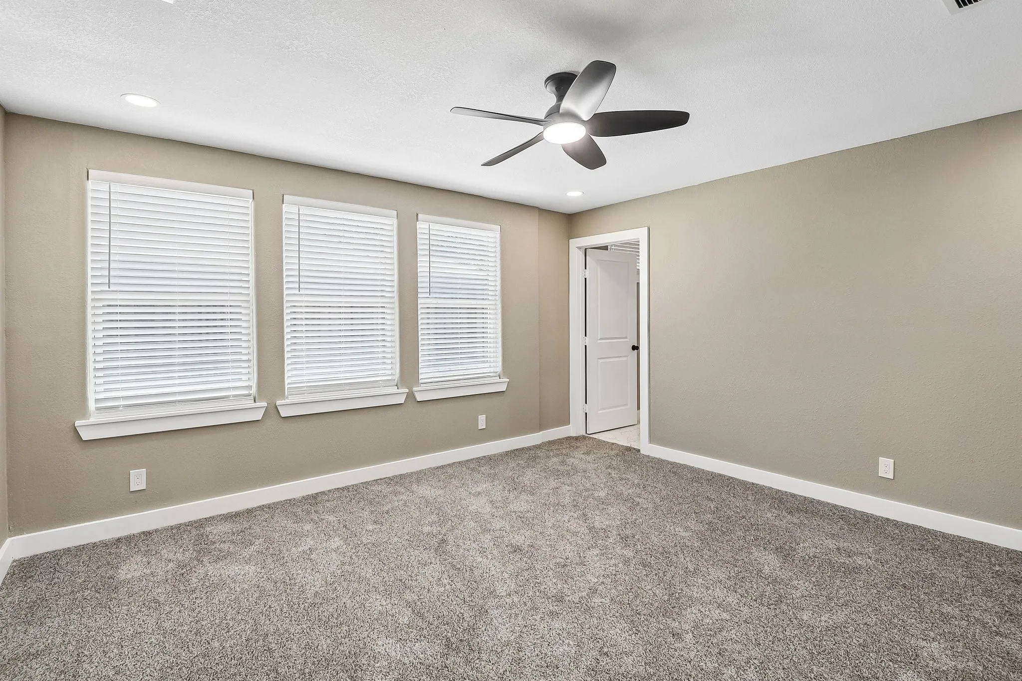 Single Family Residence For Sale in Dallas County , 10711 Cromwell Drive, Dallas, Texas 75229, 6 Bedroom, 5 Bathroom, 2 Garage spaces, 3,690 Sqft, built in 1958, mls#21409985, Real Estate Agent in Dallas, Homes For Sale in Dallas county, Homes For Sale in Dallas, Realtor in Dallas Texas, Real Estate Brokerage Independent Realty Texas, Luminita Cordes Realtor