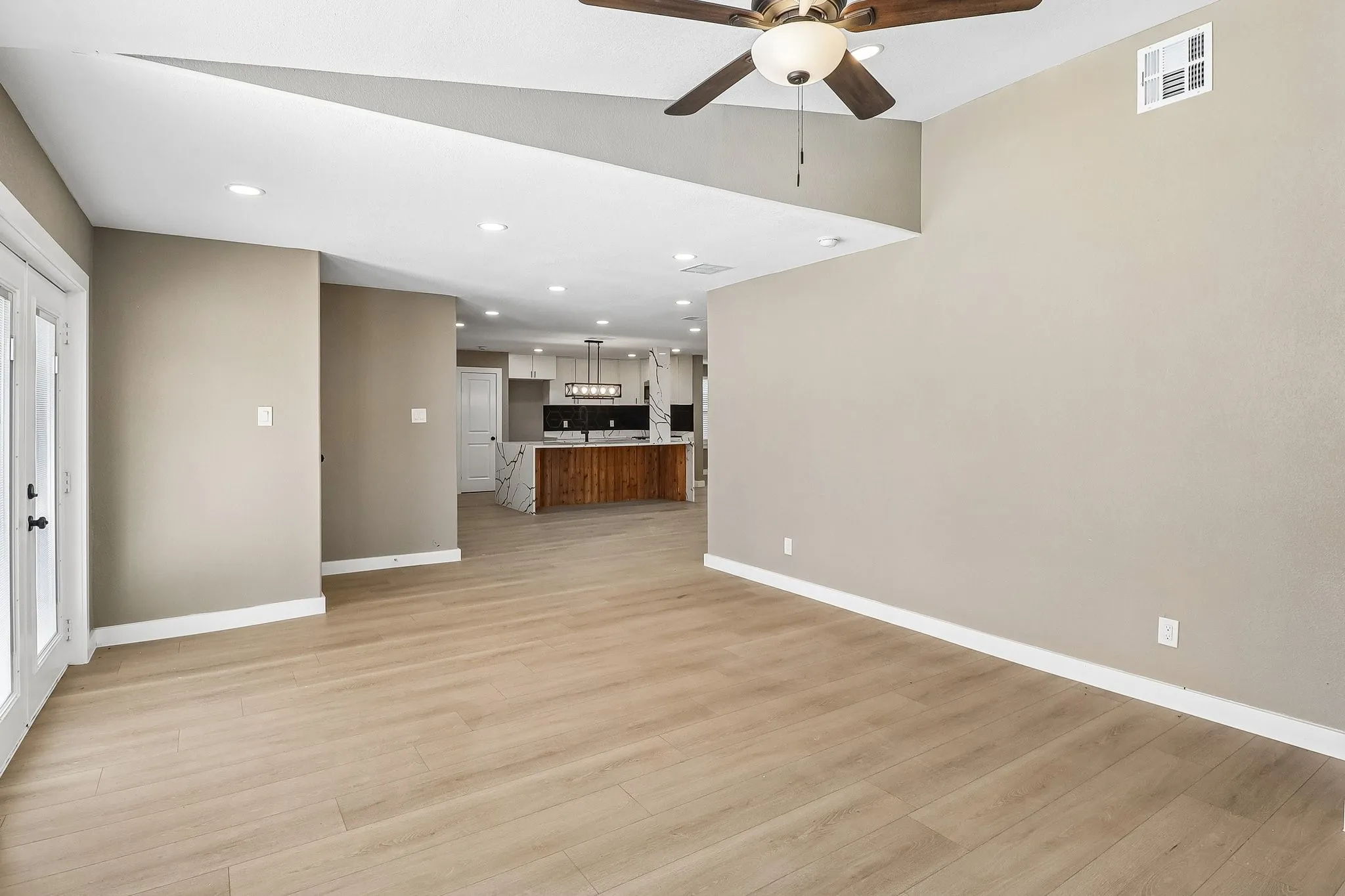 Single Family Residence For Sale in Dallas County , 10711 Cromwell Drive, Dallas, Texas 75229, 6 Bedroom, 5 Bathroom, 2 Garage spaces, 3,690 Sqft, built in 1958, mls#21409985, Real Estate Agent in Dallas, Homes For Sale in Dallas county, Homes For Sale in Dallas, Realtor in Dallas Texas, Real Estate Brokerage Independent Realty Texas, Luminita Cordes Realtor
