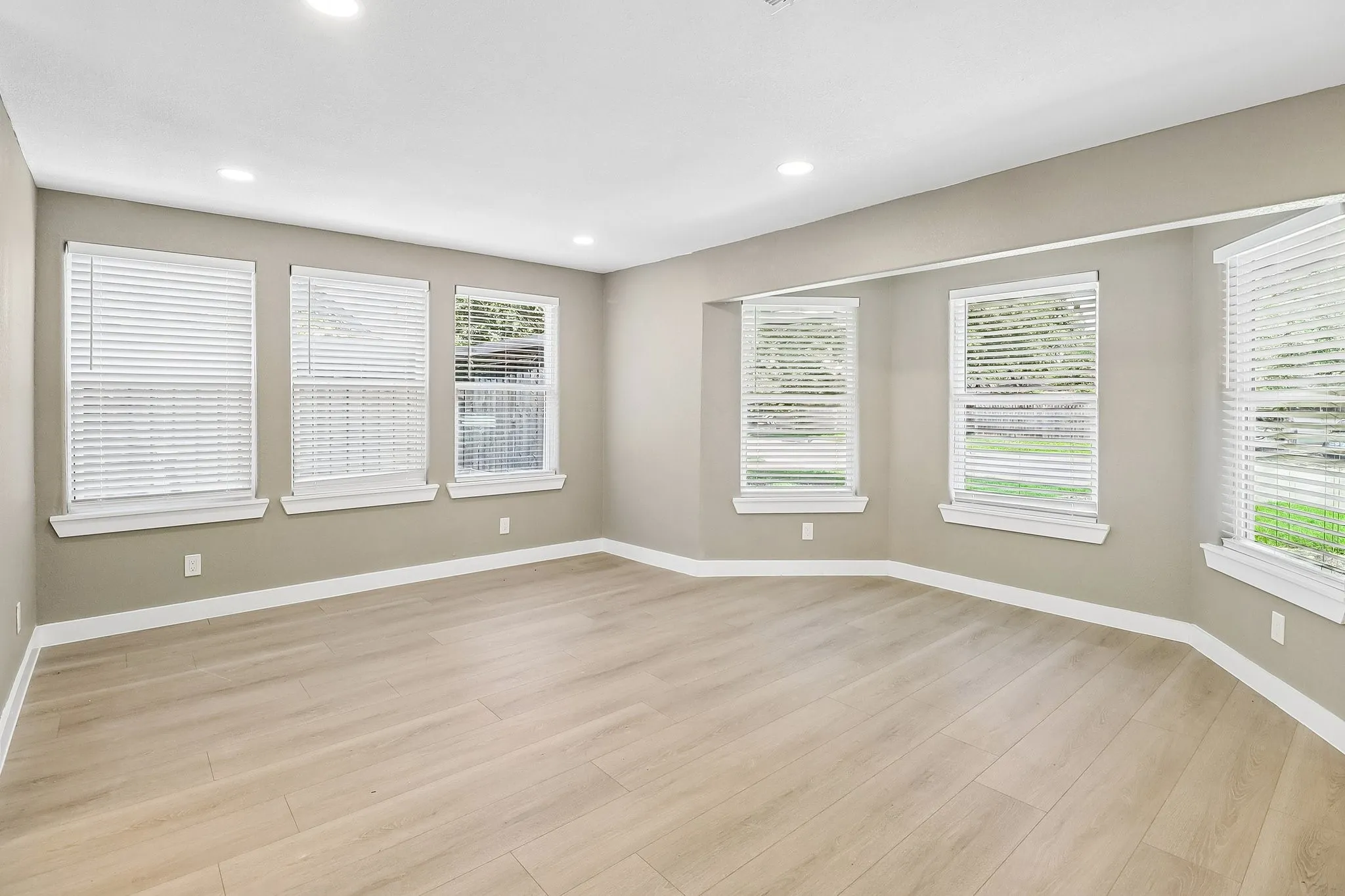Single Family Residence For Sale in Dallas County , 10711 Cromwell Drive, Dallas, Texas 75229, 6 Bedroom, 5 Bathroom, 2 Garage spaces, 3,690 Sqft, built in 1958, mls#21409985, Real Estate Agent in Dallas, Homes For Sale in Dallas county, Homes For Sale in Dallas, Realtor in Dallas Texas, Real Estate Brokerage Independent Realty Texas, Luminita Cordes Realtor