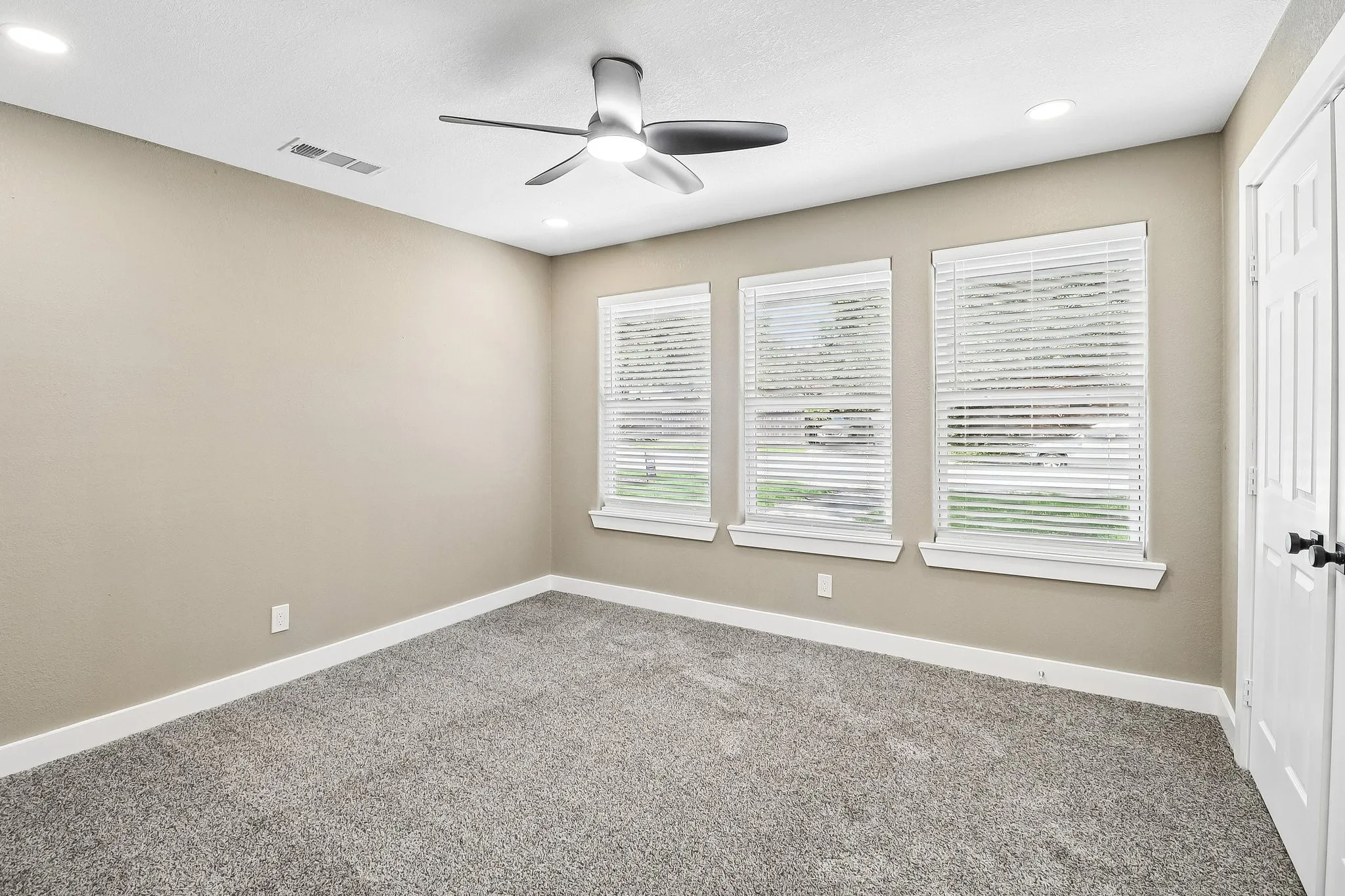 Single Family Residence For Sale in Dallas County , 10711 Cromwell Drive, Dallas, Texas 75229, 6 Bedroom, 5 Bathroom, 2 Garage spaces, 3,690 Sqft, built in 1958, mls#21409985, Real Estate Agent in Dallas, Homes For Sale in Dallas county, Homes For Sale in Dallas, Realtor in Dallas Texas, Real Estate Brokerage Independent Realty Texas, Luminita Cordes Realtor