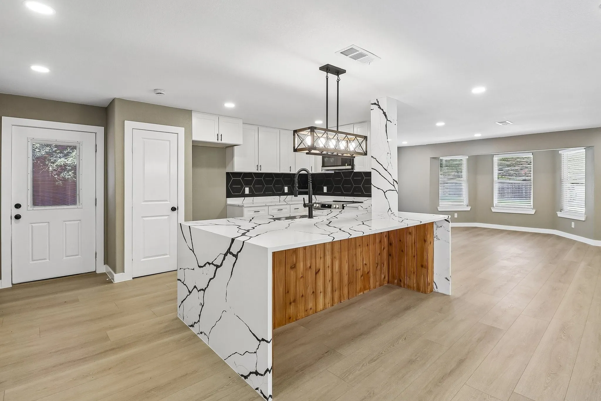 Single Family Residence For Sale in Dallas County , 10711 Cromwell Drive, Dallas, Texas 75229, 6 Bedroom, 5 Bathroom, 2 Garage spaces, 3,690 Sqft, built in 1958, mls#21409985, Real Estate Agent in Dallas, Homes For Sale in Dallas county, Homes For Sale in Dallas, Realtor in Dallas Texas, Real Estate Brokerage Independent Realty Texas, Luminita Cordes Realtor