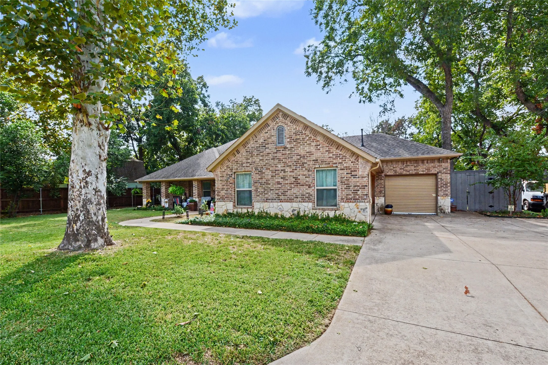 Single Family Residence For Sale in Dallas County , 116 E 8th Street, Irving, Texas 75060, 3 Bedroom, 3 Bathroom, 3 Garage spaces, 1,937 Sqft, built in 2015, mls#21409444, Real Estate Agent in Irving, Homes For Sale in Dallas county, Homes For Sale in Irving, Realtor in Irving Texas, Real Estate Brokerage Independent Realty Texas, Luminita Cordes Realtor