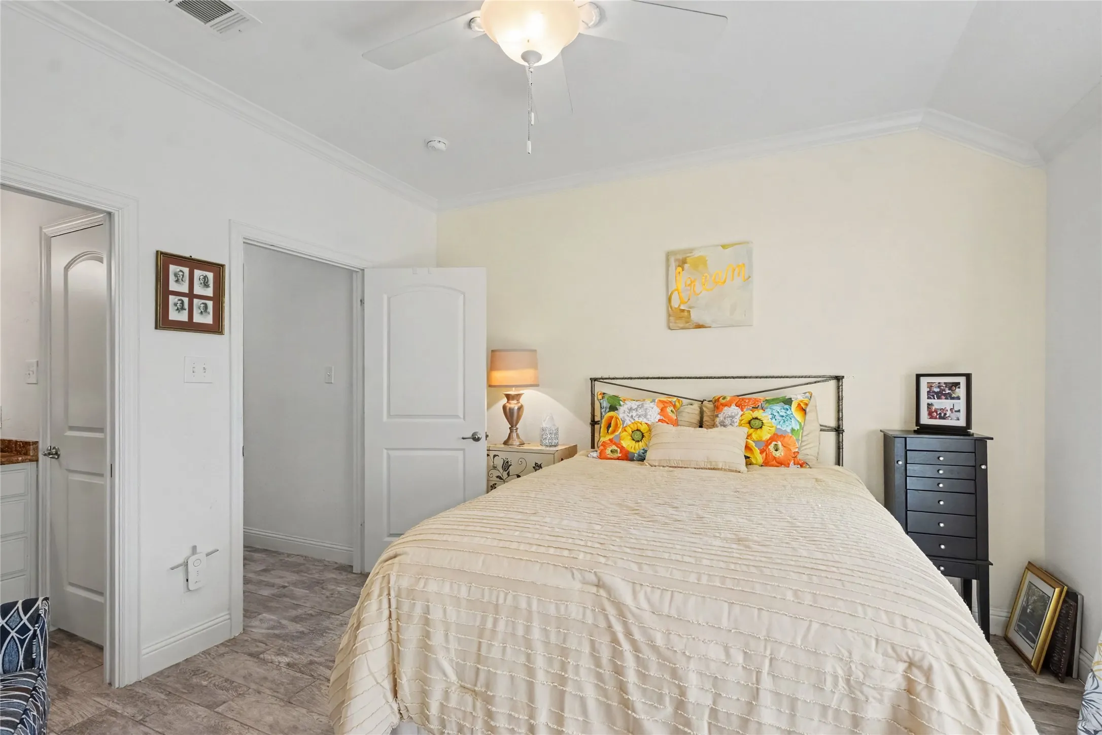 Single Family Residence For Sale in Dallas County , 116 E 8th Street, Irving, Texas 75060, 3 Bedroom, 3 Bathroom, 3 Garage spaces, 1,937 Sqft, built in 2015, mls#21409444, Real Estate Agent in Irving, Homes For Sale in Dallas county, Homes For Sale in Irving, Realtor in Irving Texas, Real Estate Brokerage Independent Realty Texas, Luminita Cordes Realtor
