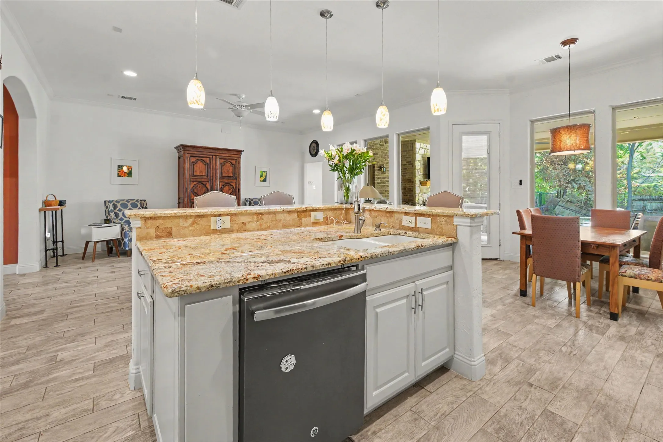 Single Family Residence For Sale in Dallas County , 116 E 8th Street, Irving, Texas 75060, 3 Bedroom, 3 Bathroom, 3 Garage spaces, 1,937 Sqft, built in 2015, mls#21409444, Real Estate Agent in Irving, Homes For Sale in Dallas county, Homes For Sale in Irving, Realtor in Irving Texas, Real Estate Brokerage Independent Realty Texas, Luminita Cordes Realtor