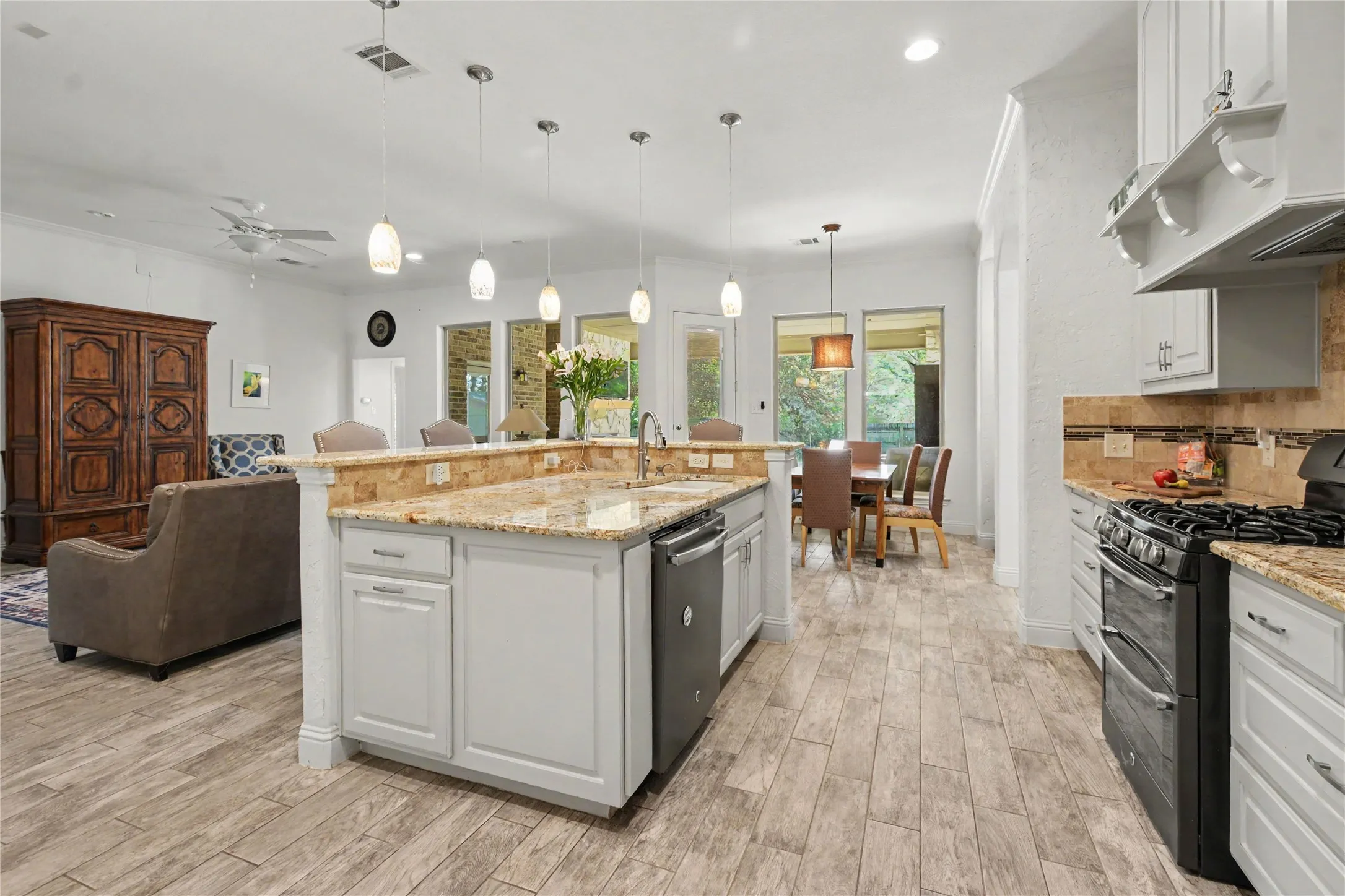 Single Family Residence For Sale in Dallas County , 116 E 8th Street, Irving, Texas 75060, 3 Bedroom, 3 Bathroom, 3 Garage spaces, 1,937 Sqft, built in 2015, mls#21409444, Real Estate Agent in Irving, Homes For Sale in Dallas county, Homes For Sale in Irving, Realtor in Irving Texas, Real Estate Brokerage Independent Realty Texas, Luminita Cordes Realtor
