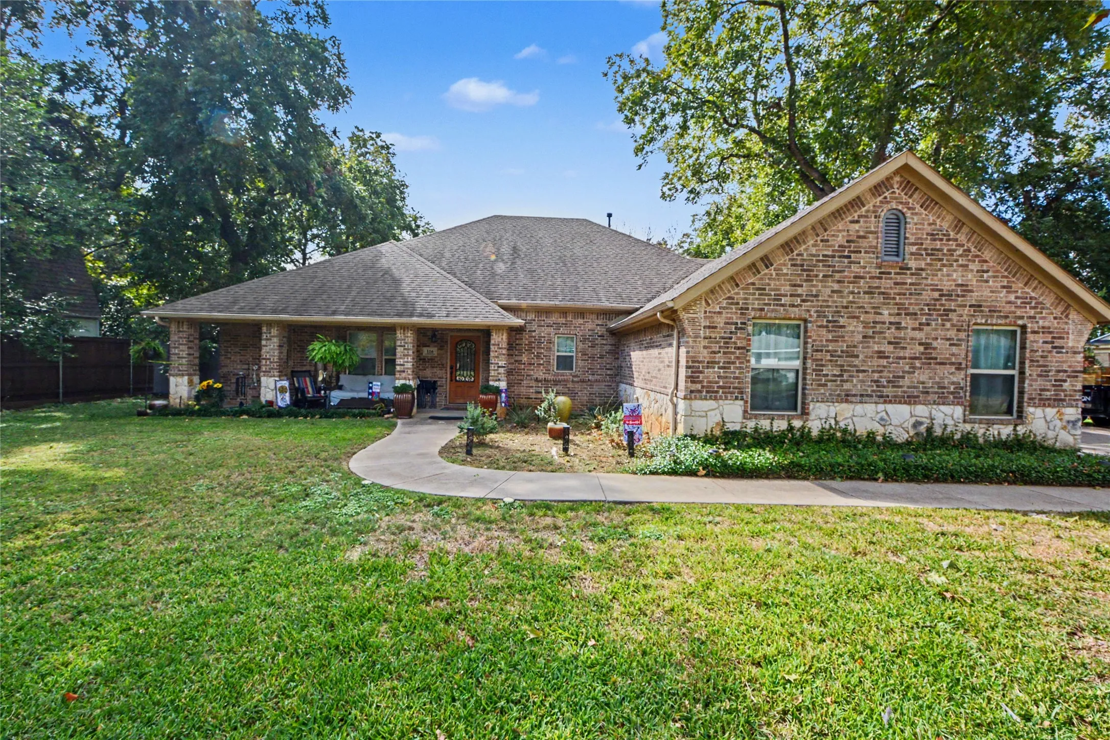 Single Family Residence For Sale in Dallas County , 116 E 8th Street, Irving, Texas 75060, 3 Bedroom, 3 Bathroom, 3 Garage spaces, 1,937 Sqft, built in 2015, mls#21409444, Real Estate Agent in Irving, Homes For Sale in Dallas county, Homes For Sale in Irving, Realtor in Irving Texas, Real Estate Brokerage Independent Realty Texas, Luminita Cordes Realtor
