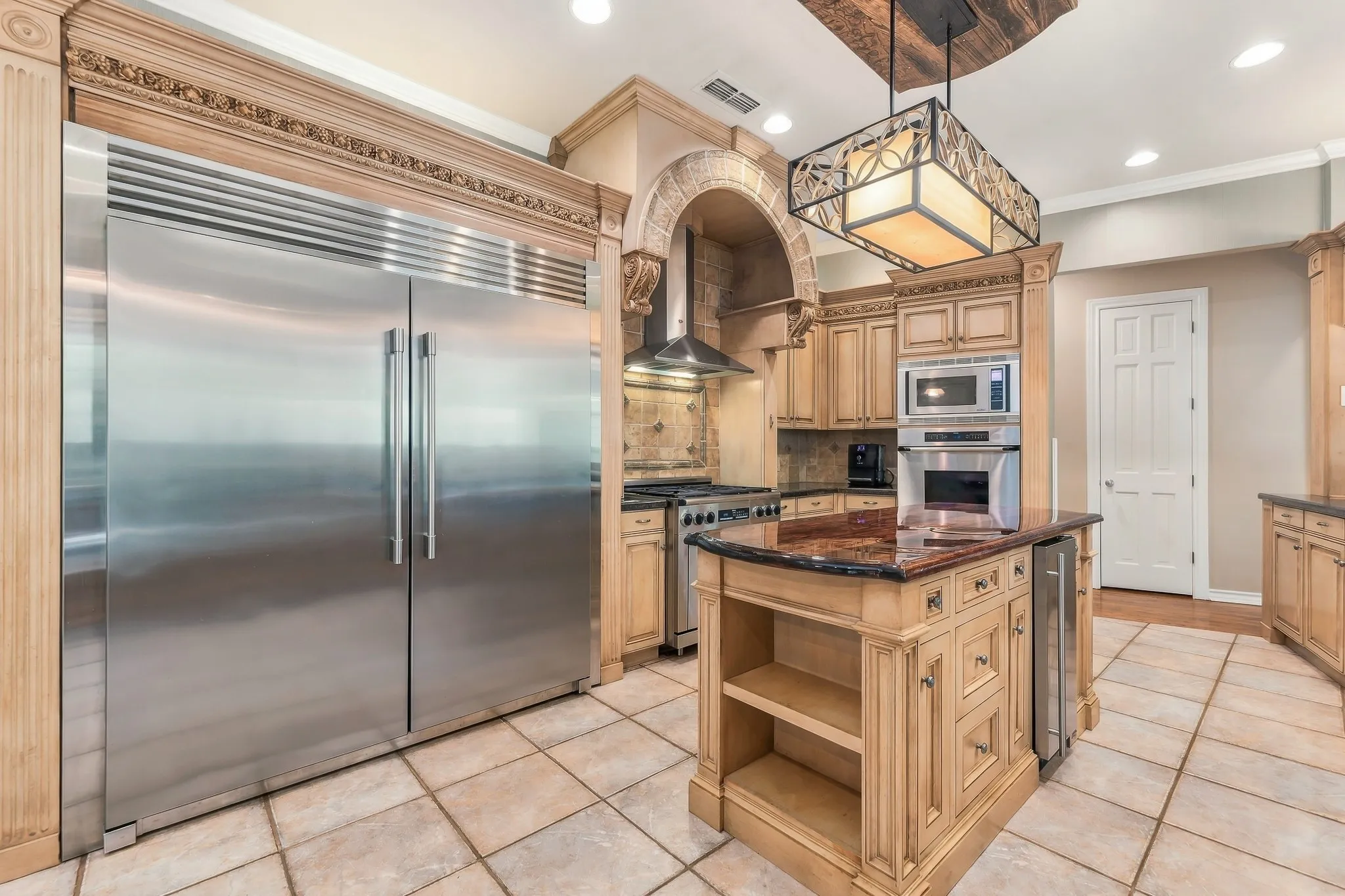 Single Family Residence For Sale in Tarrant County , 2119 N Fielder Road, Arlington, Texas 76012, 4 Bedroom, 4 Bathroom, 2 Garage spaces, 5,496 Sqft, built in 1988, mls#21404922, Real Estate Agent in Arlington, Homes For Sale in Tarrant county, Homes For Sale in Arlington, Realtor in Arlington Texas, Real Estate Brokerage Independent Realty Texas, Luminita Cordes Realtor