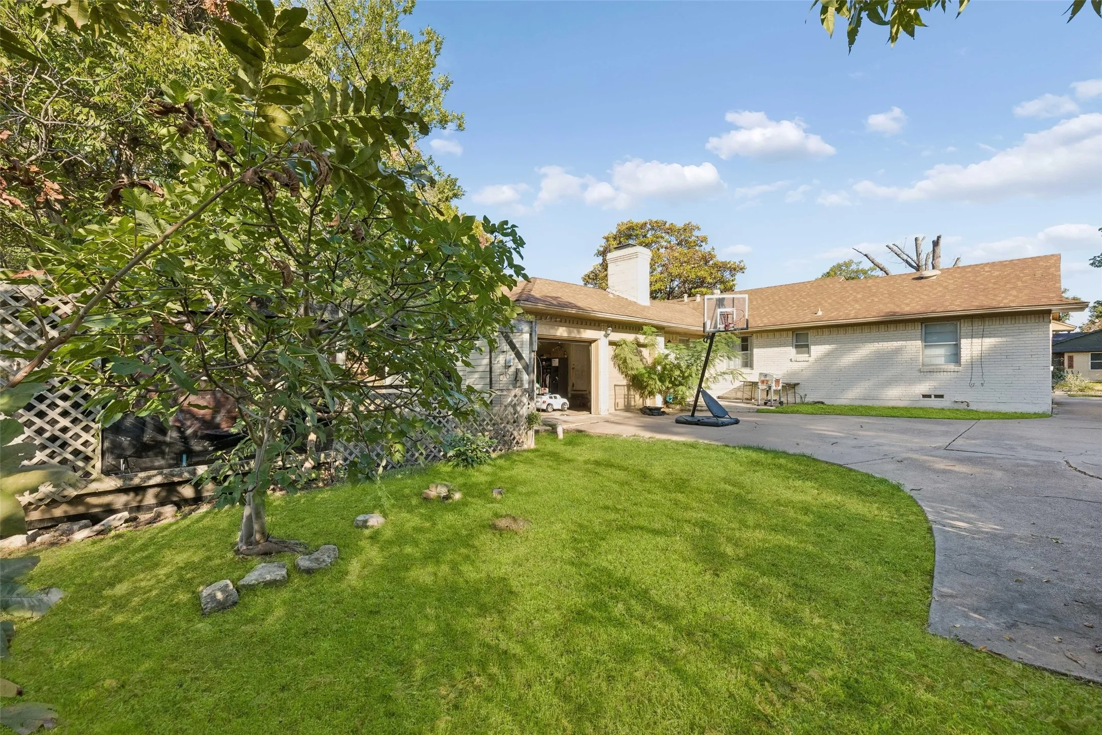Single Family Residence For Sale in Dallas County , 132 W Kenwood Drive, Garland, Texas 75041, 4 Bedroom, 2 Bathroom, 2 Garage spaces, 1,858 Sqft, built in 1960, mls#21409072, Real Estate Agent in Garland, Homes For Sale in Dallas county, Homes For Sale in Garland, Realtor in Garland Texas, Real Estate Brokerage Independent Realty Texas, Luminita Cordes Realtor
