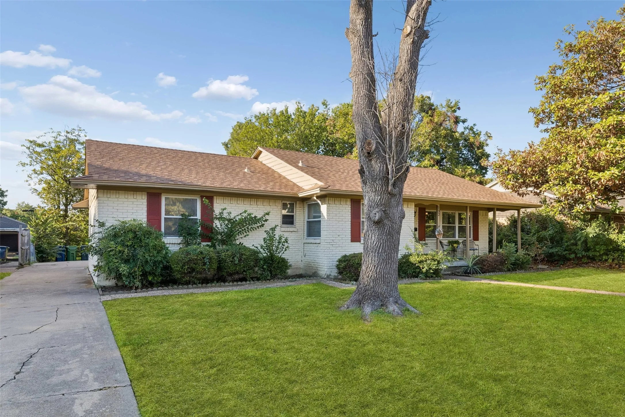 Single Family Residence For Sale in Dallas County , 132 W Kenwood Drive, Garland, Texas 75041, 4 Bedroom, 2 Bathroom, 2 Garage spaces, 1,858 Sqft, built in 1960, mls#21409072, Real Estate Agent in Garland, Homes For Sale in Dallas county, Homes For Sale in Garland, Realtor in Garland Texas, Real Estate Brokerage Independent Realty Texas, Luminita Cordes Realtor