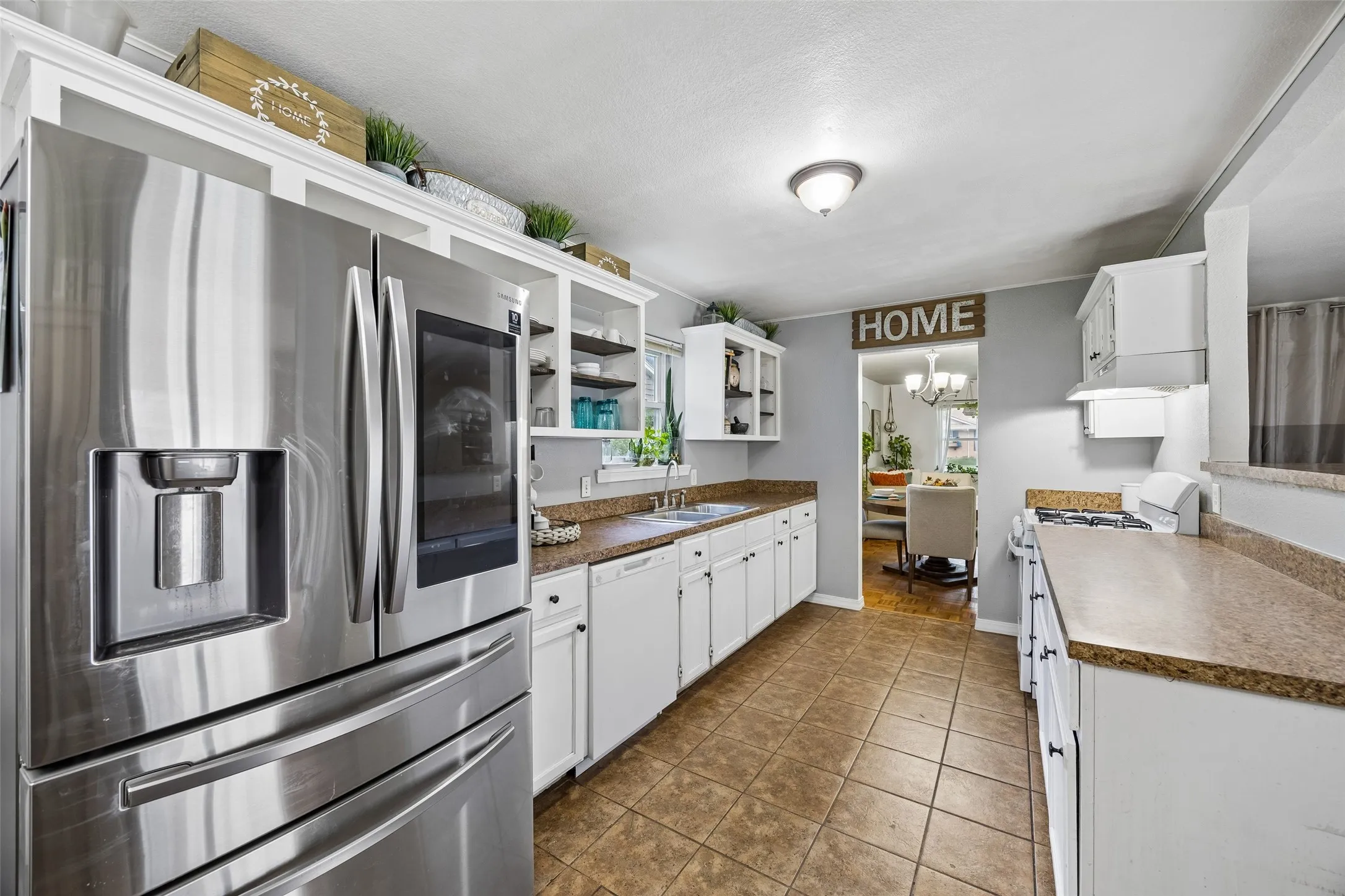 Single Family Residence For Sale in Dallas County , 132 W Kenwood Drive, Garland, Texas 75041, 4 Bedroom, 2 Bathroom, 2 Garage spaces, 1,858 Sqft, built in 1960, mls#21409072, Real Estate Agent in Garland, Homes For Sale in Dallas county, Homes For Sale in Garland, Realtor in Garland Texas, Real Estate Brokerage Independent Realty Texas, Luminita Cordes Realtor
