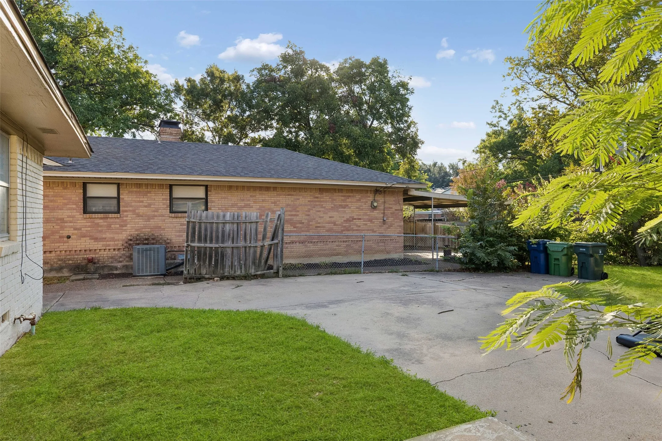 Single Family Residence For Sale in Dallas County , 132 W Kenwood Drive, Garland, Texas 75041, 4 Bedroom, 2 Bathroom, 2 Garage spaces, 1,858 Sqft, built in 1960, mls#21409072, Real Estate Agent in Garland, Homes For Sale in Dallas county, Homes For Sale in Garland, Realtor in Garland Texas, Real Estate Brokerage Independent Realty Texas, Luminita Cordes Realtor