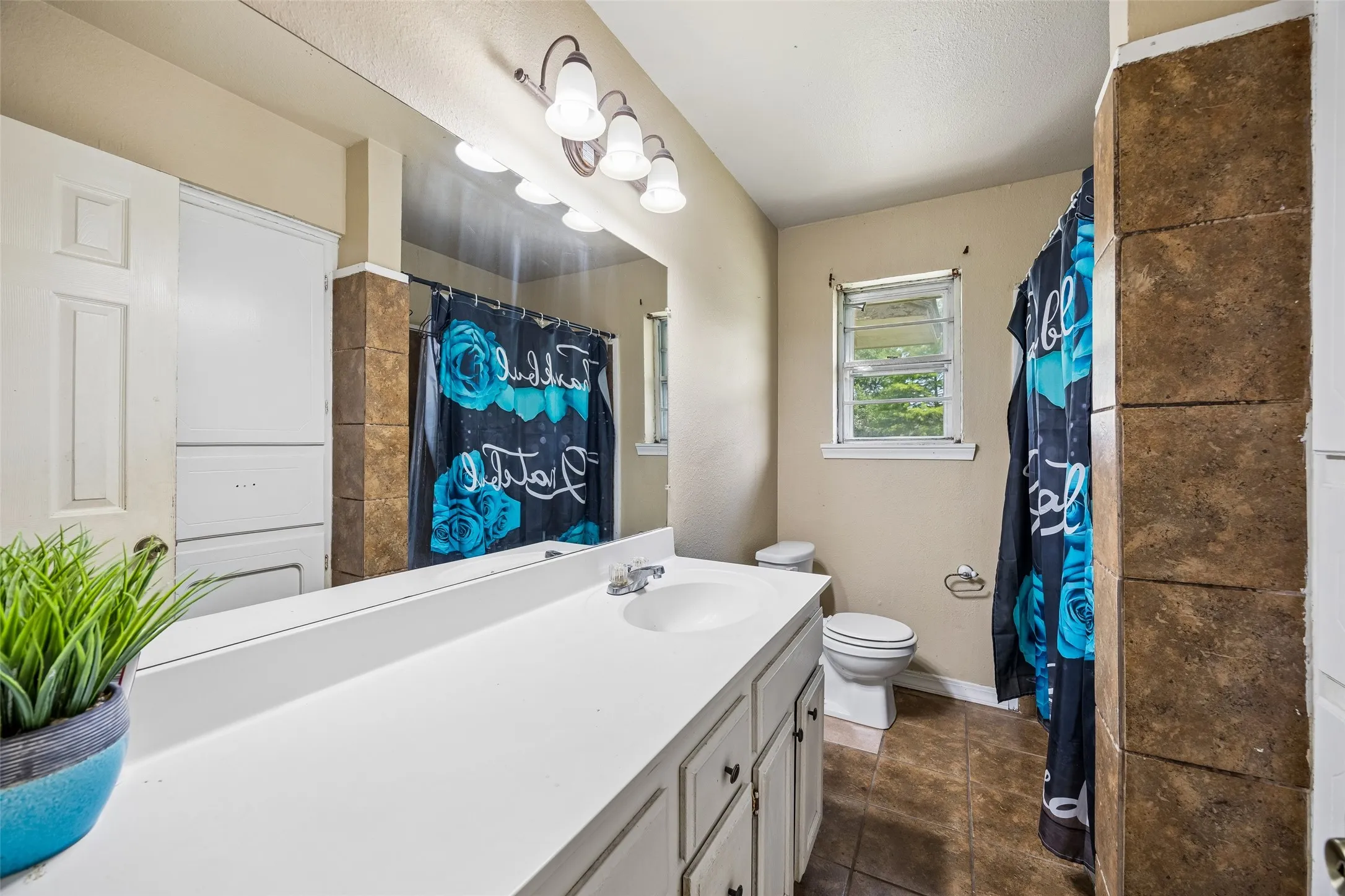 Single Family Residence For Sale in Dallas County , 132 W Kenwood Drive, Garland, Texas 75041, 4 Bedroom, 2 Bathroom, 2 Garage spaces, 1,858 Sqft, built in 1960, mls#21409072, Real Estate Agent in Garland, Homes For Sale in Dallas county, Homes For Sale in Garland, Realtor in Garland Texas, Real Estate Brokerage Independent Realty Texas, Luminita Cordes Realtor