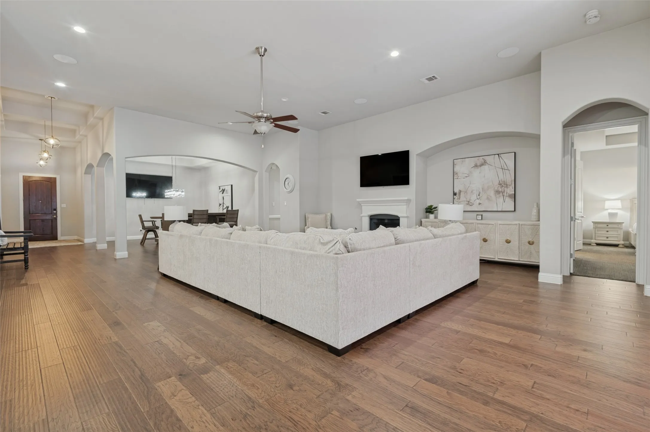 Single Family Residence For Sale in Dallas County , 6822 Historic View, Dallas, Texas 75236, 5 Bedroom, 4 Bathroom, 3 Garage spaces, 3,820 Sqft, built in 2017, mls#21409216, Real Estate Agent in Dallas, Homes For Sale in Dallas county, Homes For Sale in Dallas, Realtor in Dallas Texas, Real Estate Brokerage Independent Realty Texas, Luminita Cordes Realtor
