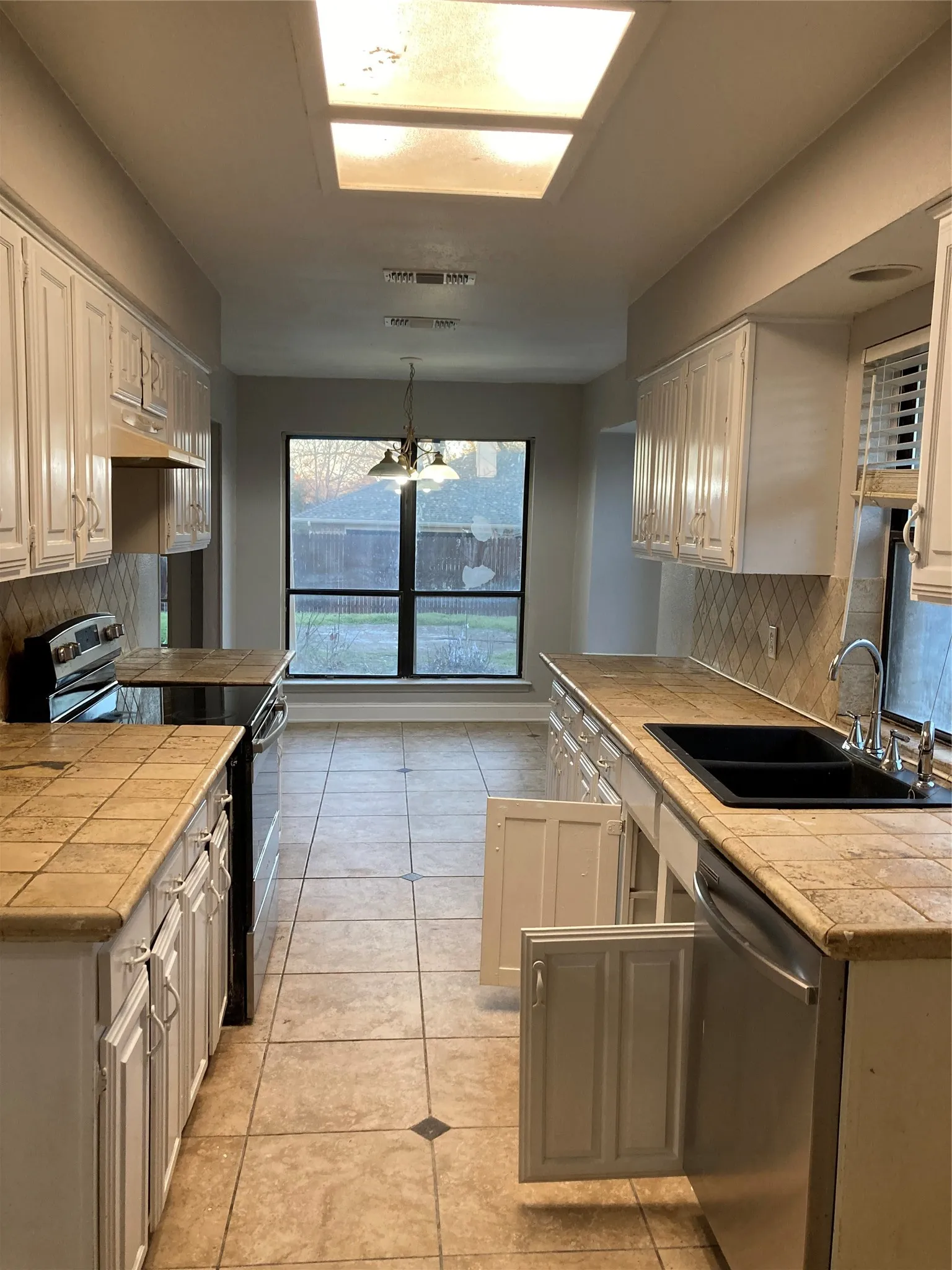 Single Family Residence For Rent in Denton County , 1825 Chisolm Trail, Lewisville, Texas 75077, 4 Bedroom, 2 Bathroom, 2 Garage spaces, 1,752 Sqft, built in 1978, mls#21410008, Real Estate Agent in Lewisville, Homes For Rent in Denton county, Homes For Rent in Lewisville, Realtor in Lewisville Texas, Real Estate Brokerage Independent Realty Texas, Luminita Cordes Realtor
