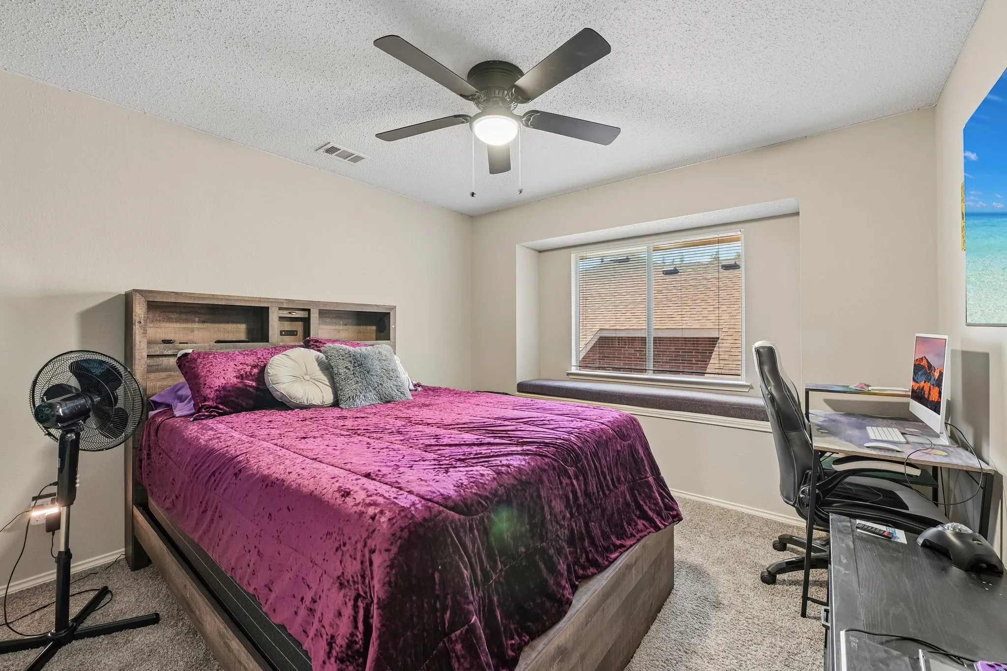 Integrated window bench, ceiling fan, and carpeted flooring