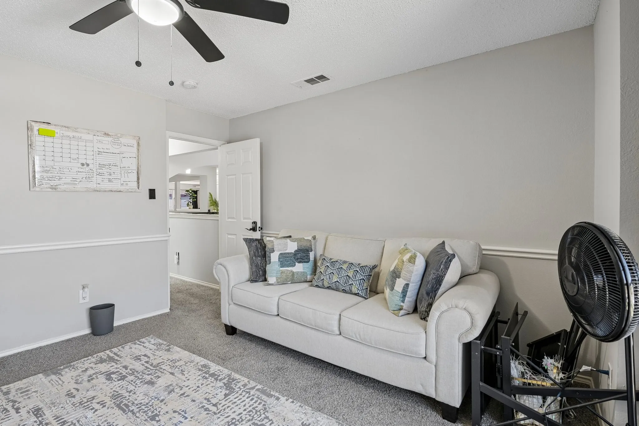 Ceiling fan with integrated lighting