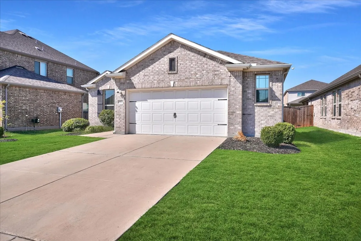 Single Family Residence For Rent in Denton County , 3013 Stallion Trail Way, Aubrey, Texas 76227, 3 Bedroom, 2 Bathroom, 2 Garage spaces, 1,684 Sqft, built in 2020, mls#21409860, Real Estate Agent in Aubrey, Homes For Rent in Denton county, Homes For Rent in Aubrey, Realtor in Aubrey Texas, Real Estate Brokerage Independent Realty Texas, Luminita Cordes Realtor